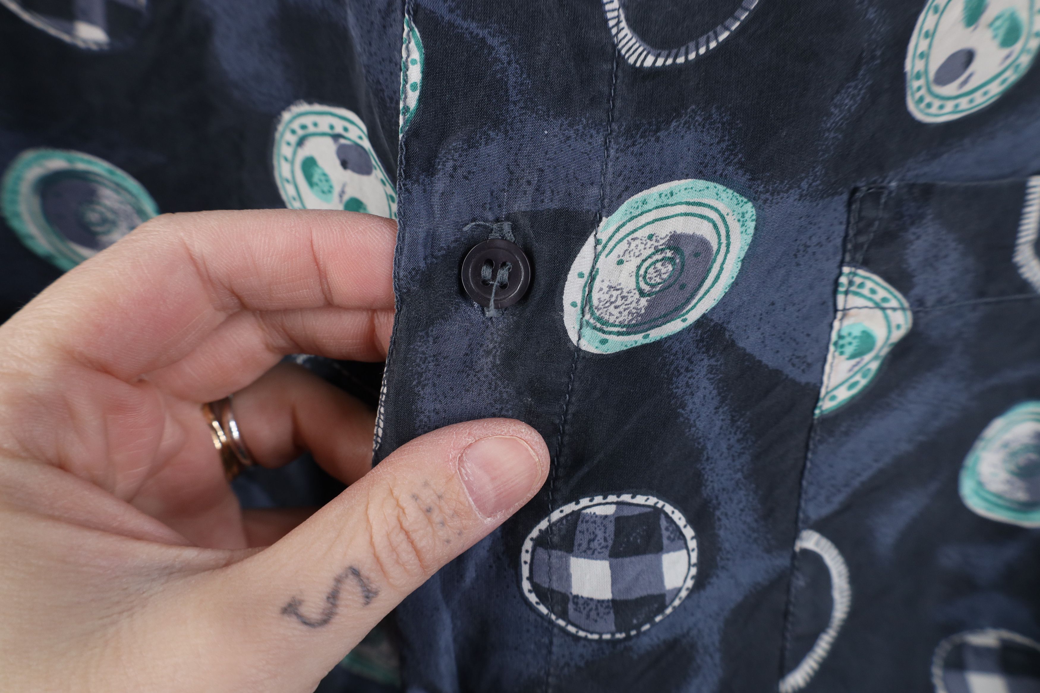 Vintage Vintage 90s Streetwear Geometric Silk Baggy Button Shirt Size US M / EU 48-50 / 2 - 4 Thumbnail