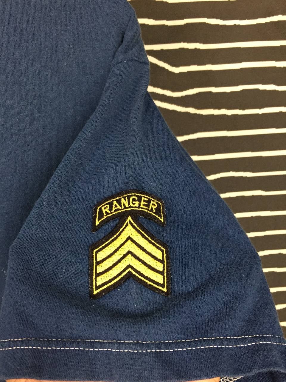 Vintage Vtg 90s U.S. Army Ranger Chevron Sleeve Patch Tee Size US L / EU 52-54 / 3 - 4 Thumbnail