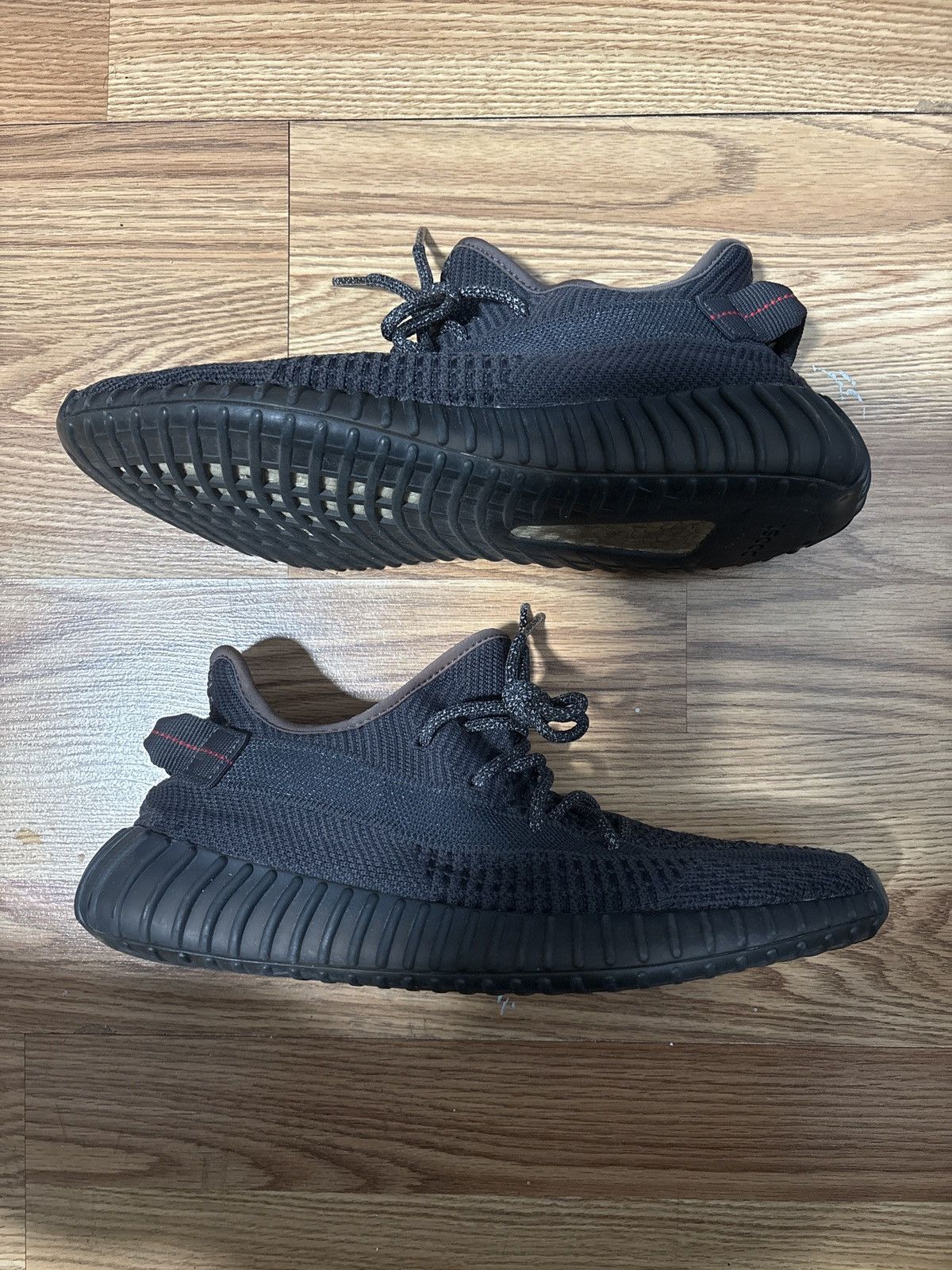 Yeezy Adidas Yeezy Boost 350 V2 in black (non-reflective) Size US 10 / EU 43 - 3 Thumbnail