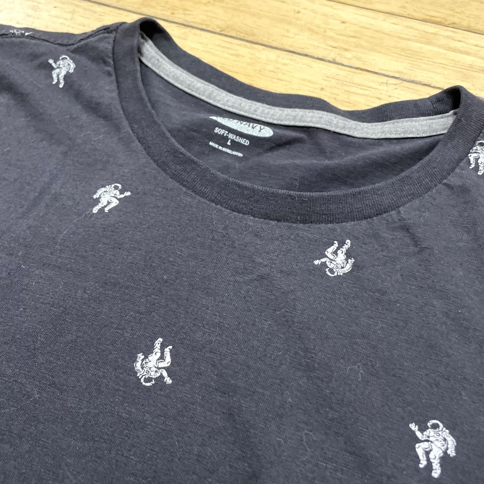 Old Navy Old Navy Soft Washed T Shirt Adult L Slim Astronaut Print Black Graph Tee Shirt Size US L / EU 52-54 / 3 - 5 Thumbnail