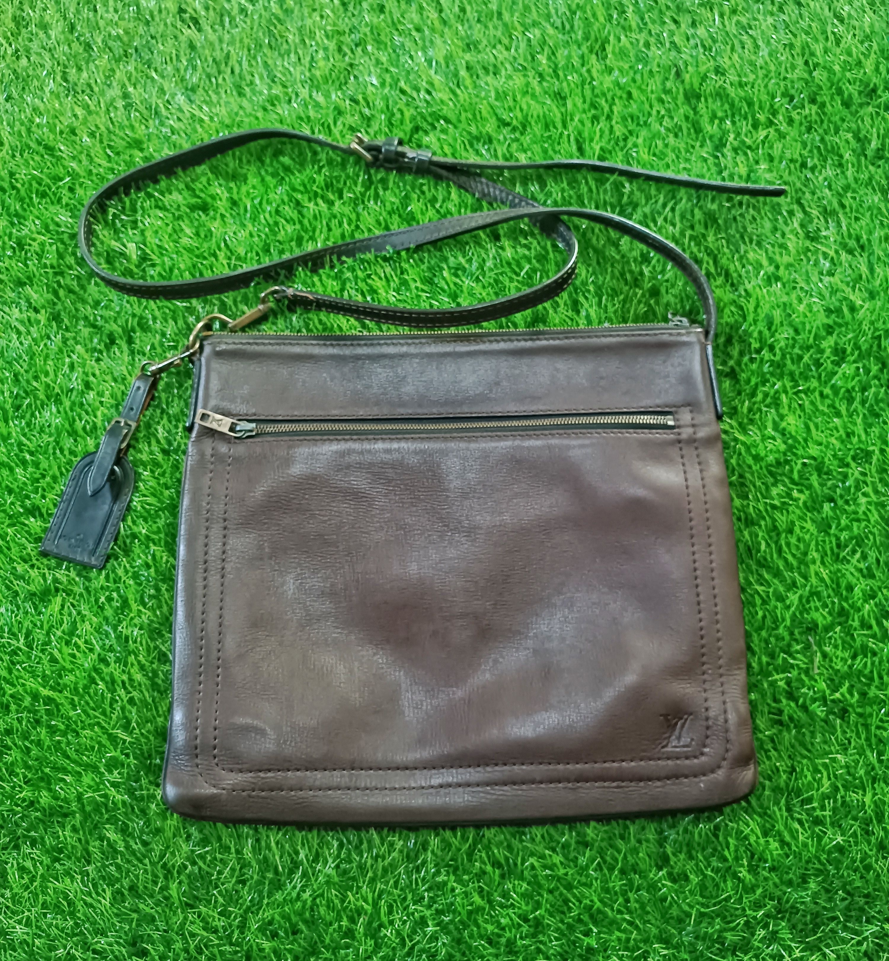 Louis Vuitton LV Louis Vuitton Shawnee Pochette Utah leather sling bag Size ONE SIZE - 1 Thumbnail