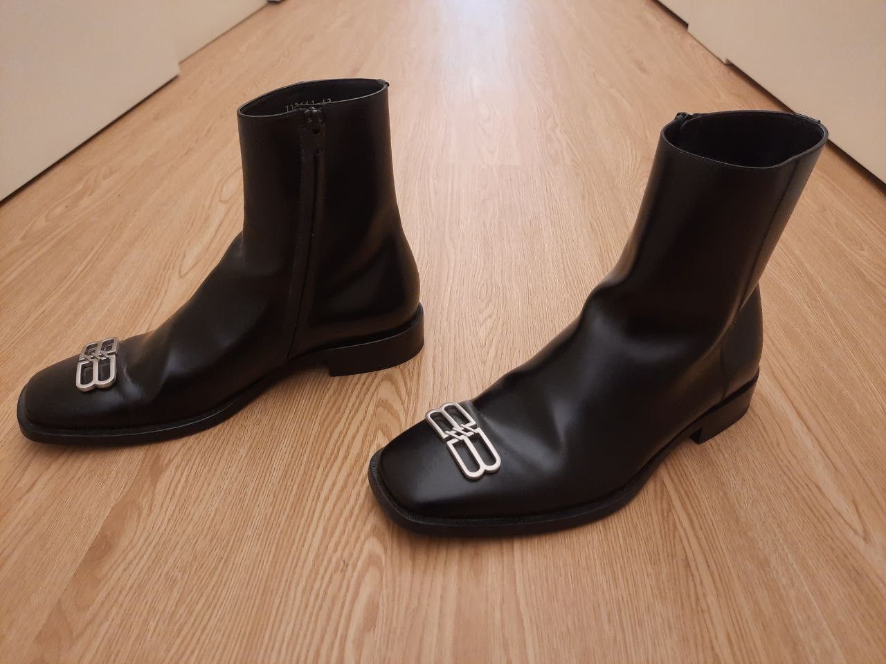 BB Metal Logo Rim Chelsea Square Zip Boots