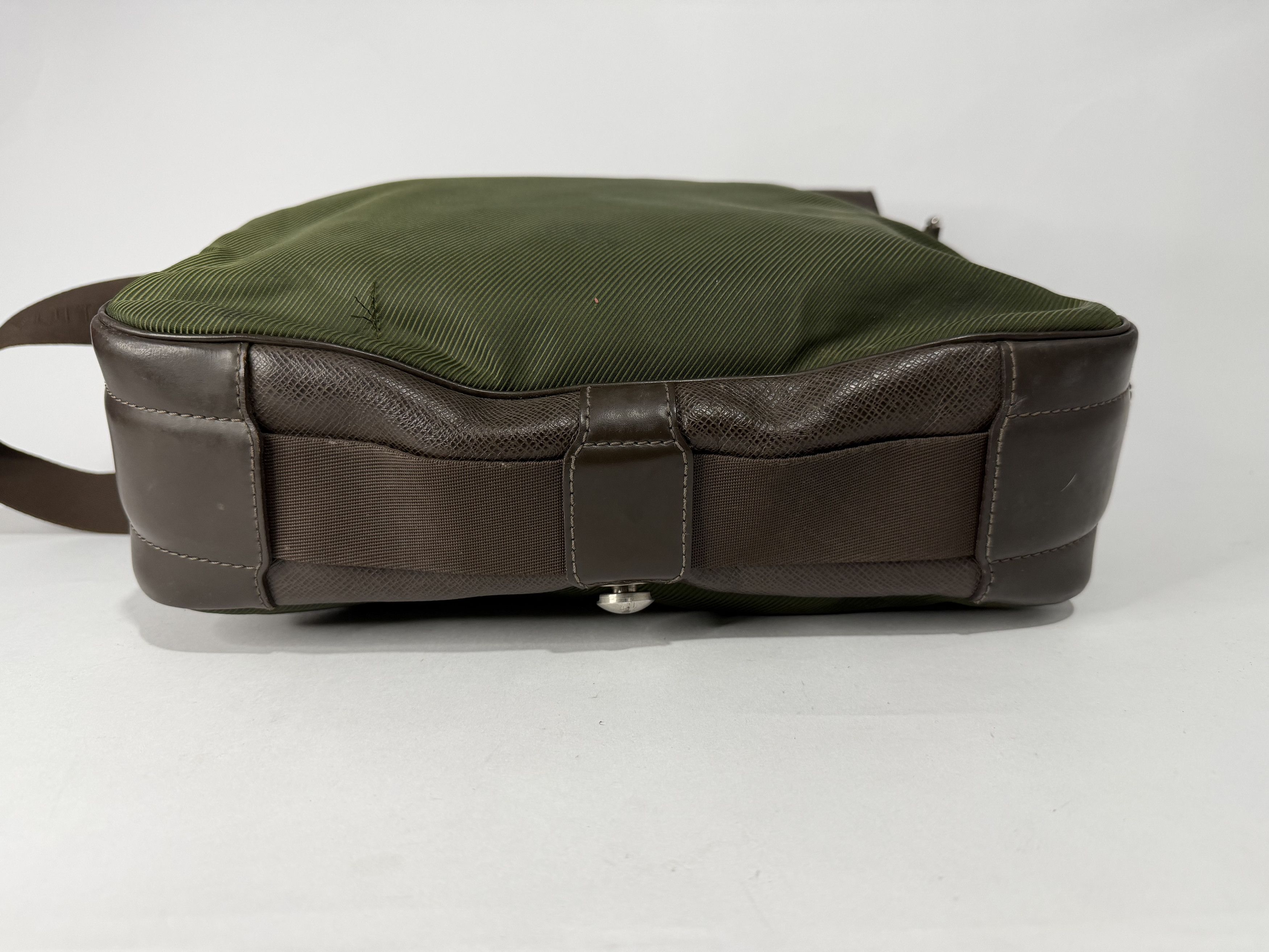 Louis Vuitton LOUIS VUITTON Brown Taiga Leather Viktor Messenger Bag Size ONE SIZE - 5 Thumbnail