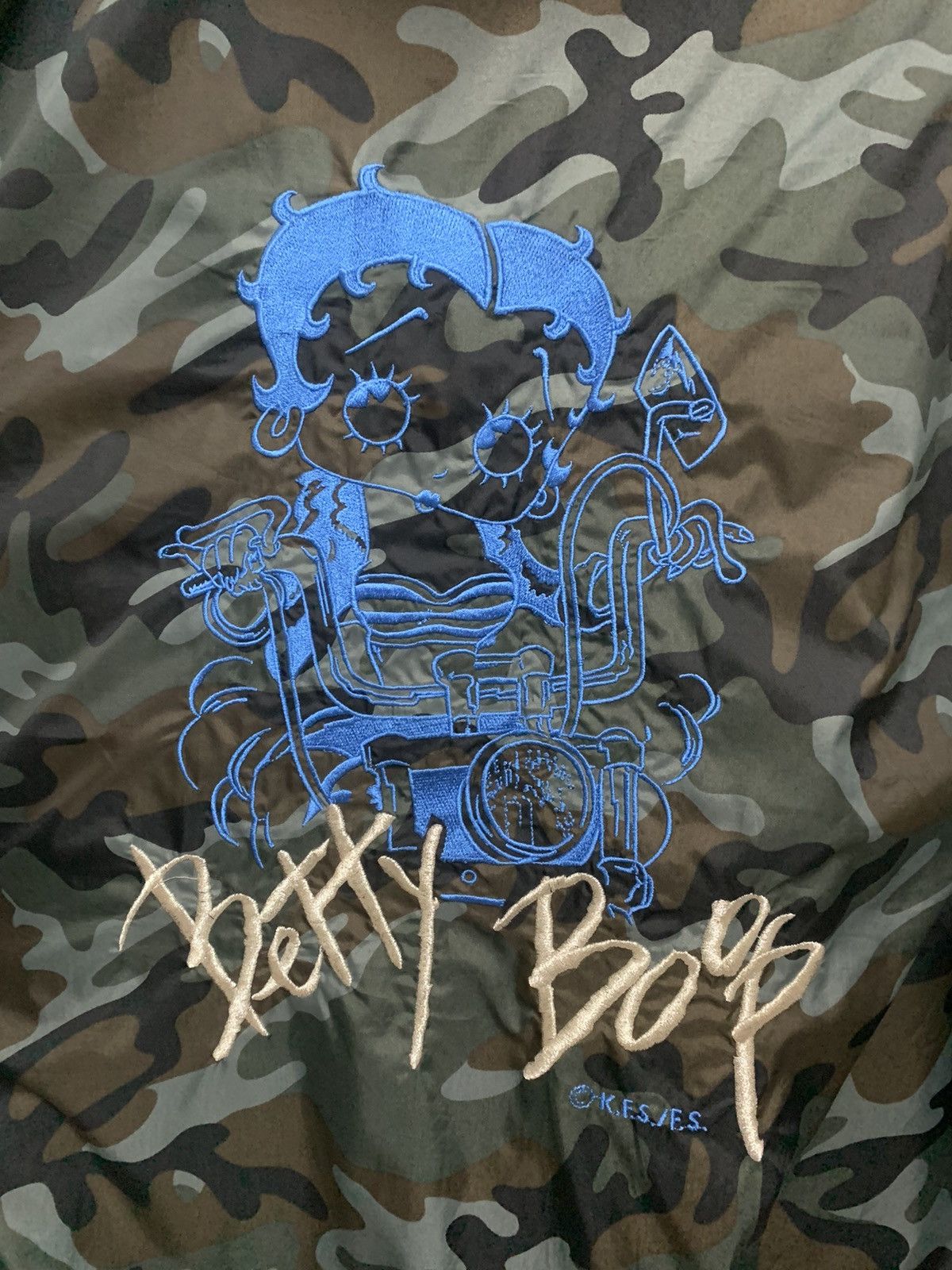 Japanese Brand Vintage Betty Boop Camo Buttom up Hoodie Size US M / EU 48-50 / 2 - 5 Thumbnail