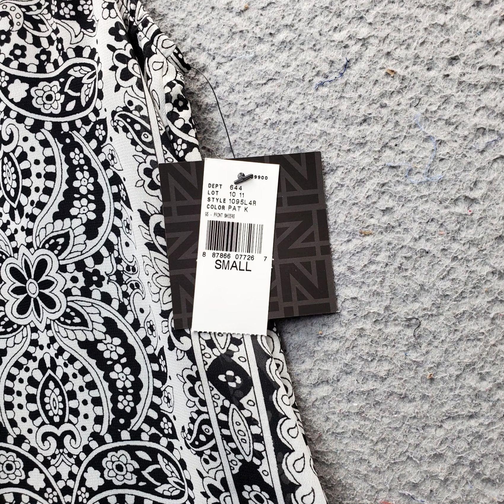 Vintage IZ Byer Women’s Swing Top S Multi Paisley Lined Crochet Lace Detail Keyhole Back Casual Shirt Size S / US 4 / IT 40 - 6 Thumbnail