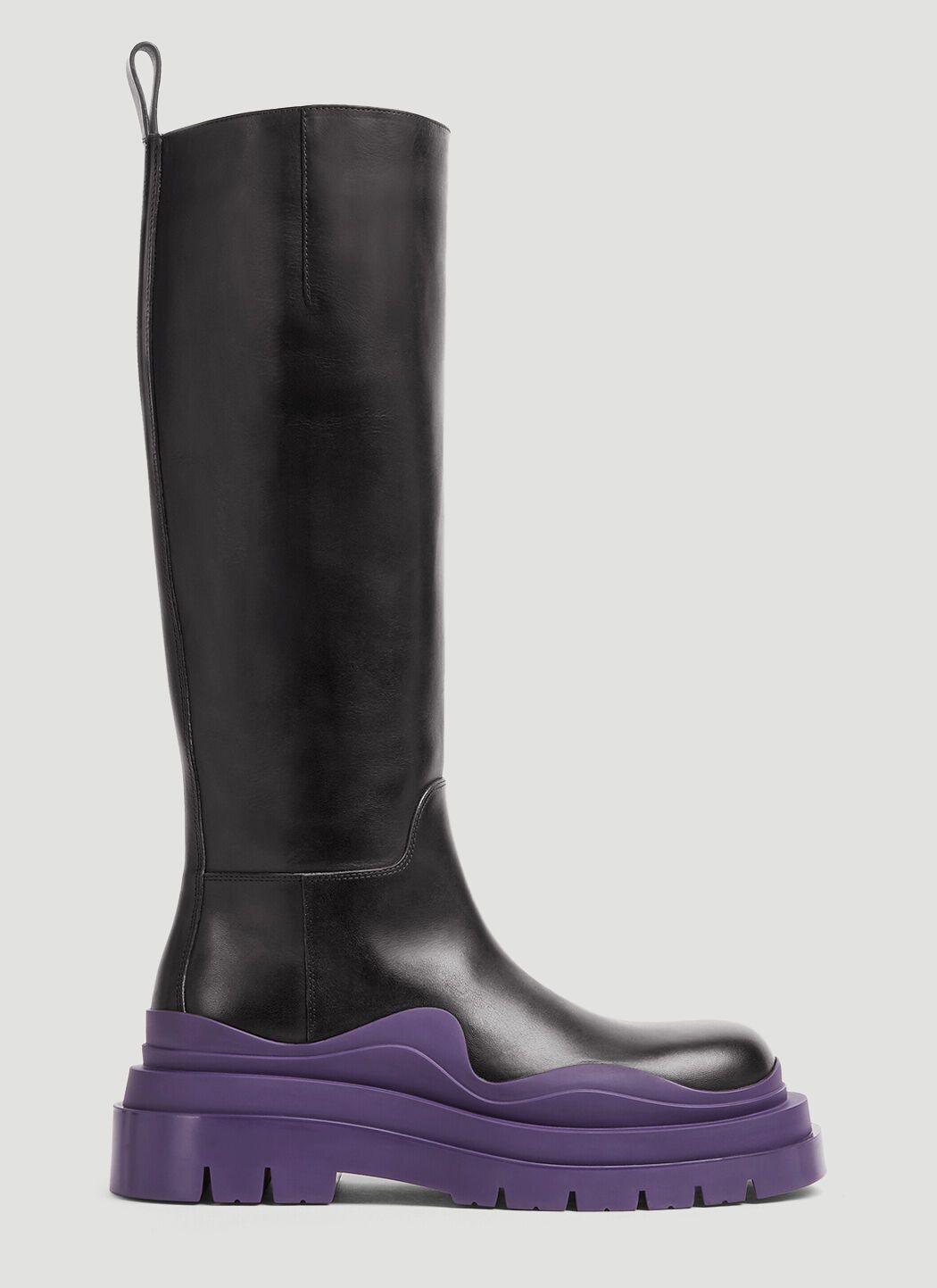 o1n1vont0924 Purple Sole Tire Boot in Black