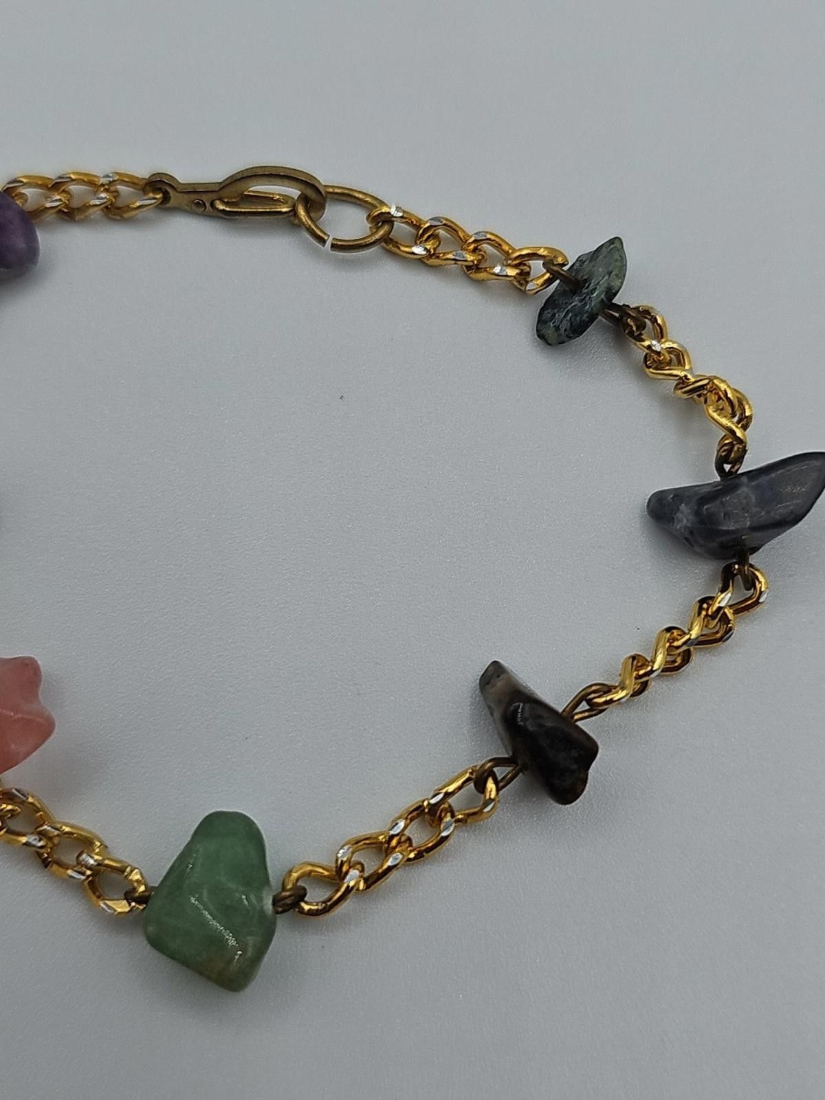 The Unbranded Brand Bracelet with gold-tone chain and chip gemstones Size ONE SIZE - 5 Thumbnail