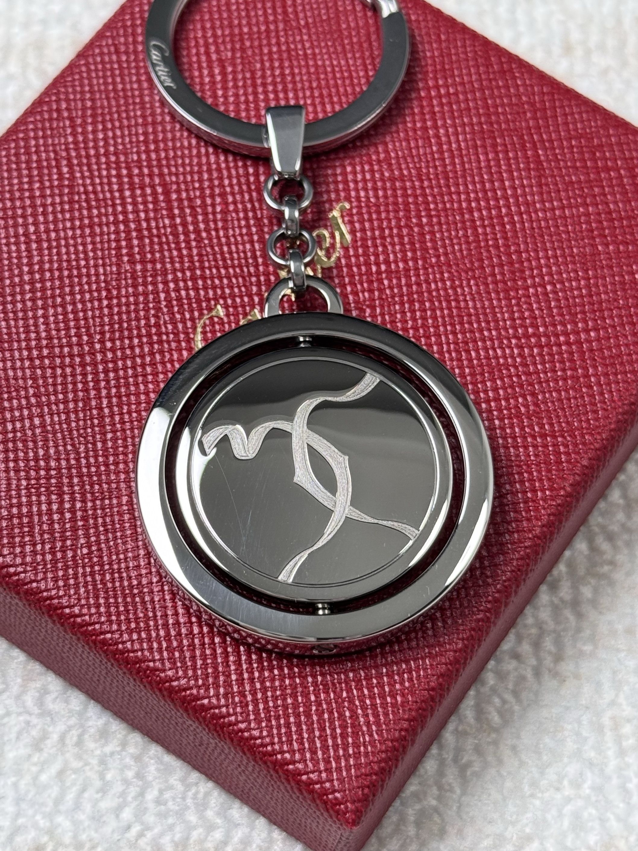 Cartier Cartier ENTRELACÉS DE CARTIER RIBBON PIVOTING KEY RING Size ONE SIZE - 1 Thumbnail