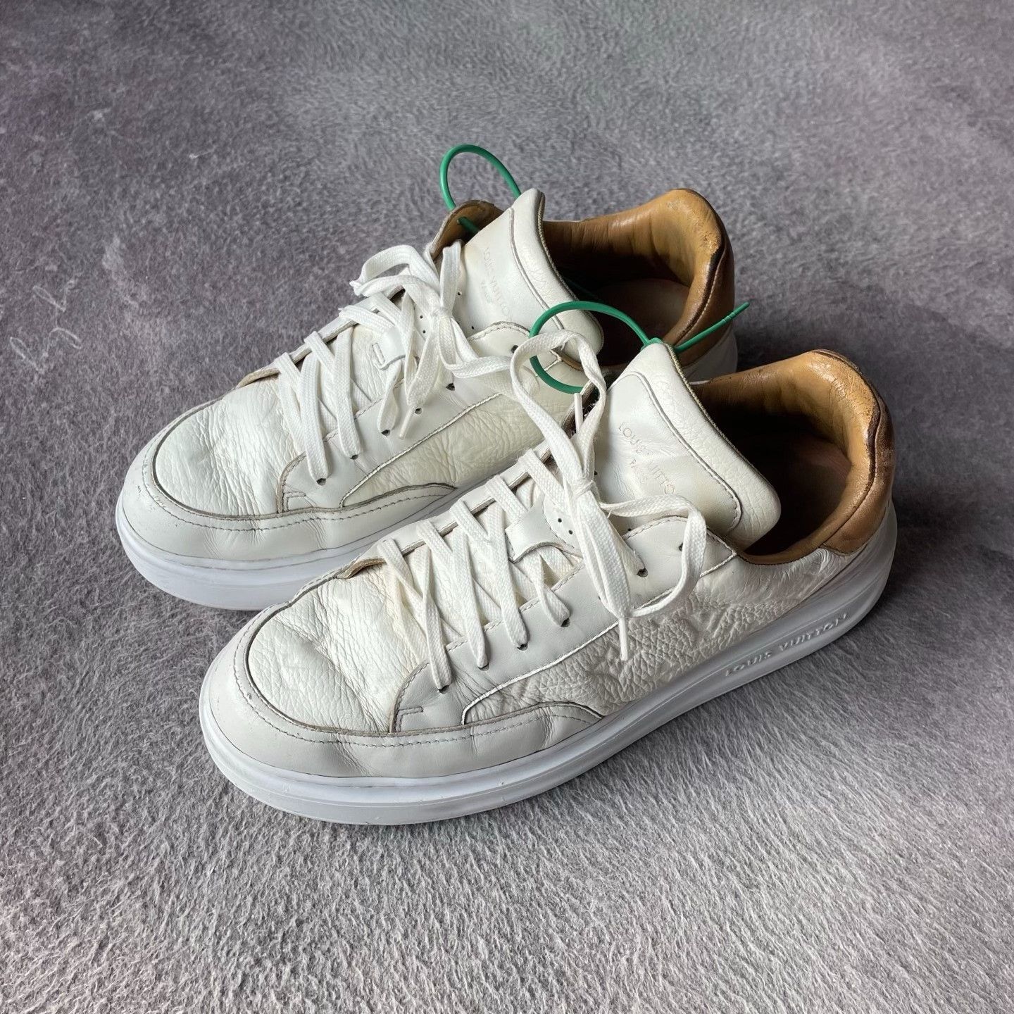 Louis Vuitton Louis Vuitton White Lowtop Sneakers L Men Size US 10 / EU 43 - 1 Thumbnail