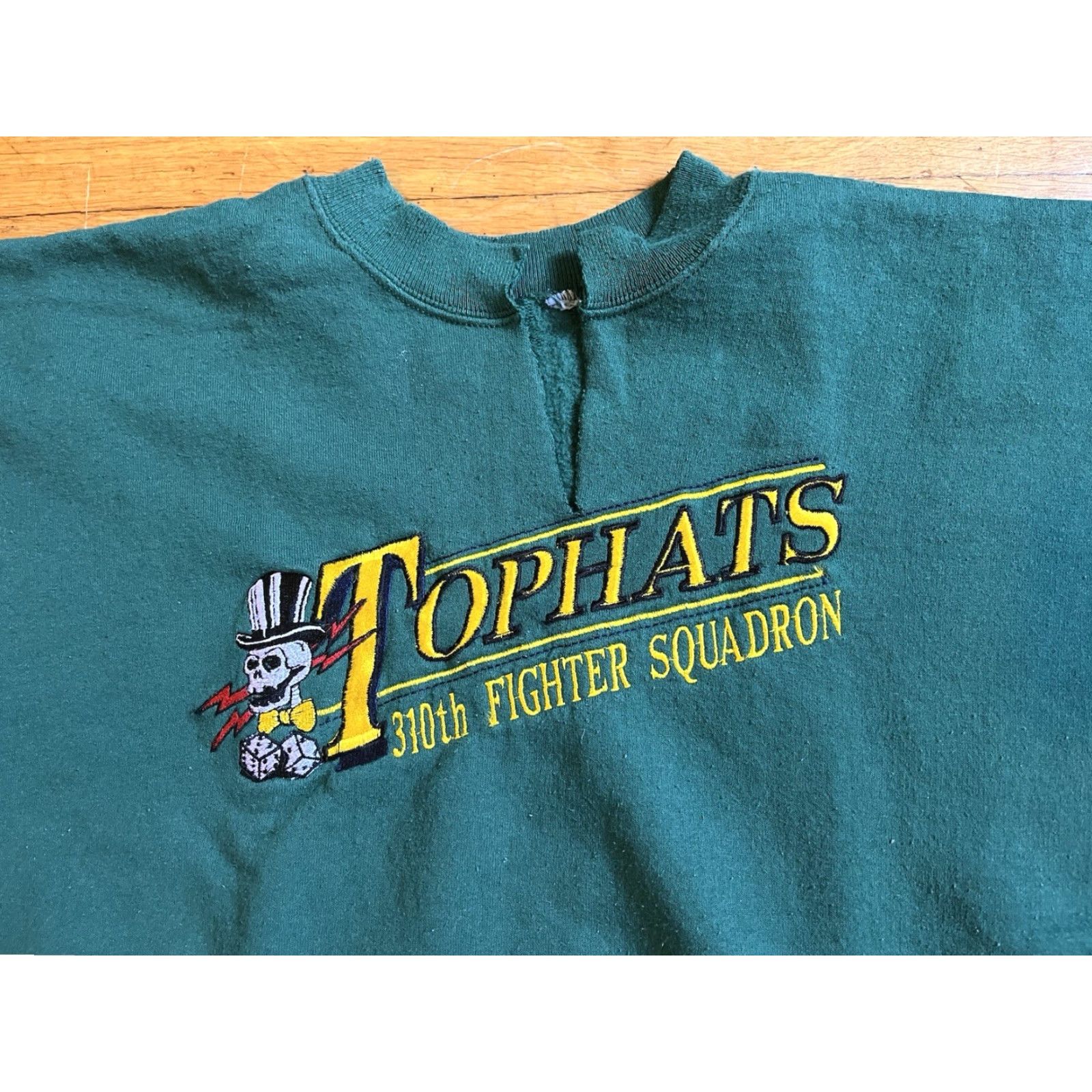 Vintage VINTAGE Tophats 310th Fighter Squadron Cut Sleeve Sweatshirt Men’s 2XL Green Graphic Print 90s Army Retro Skull Transportation Shirt Mens Size US XXL / EU 58 / 5 - 3 Thumbnail