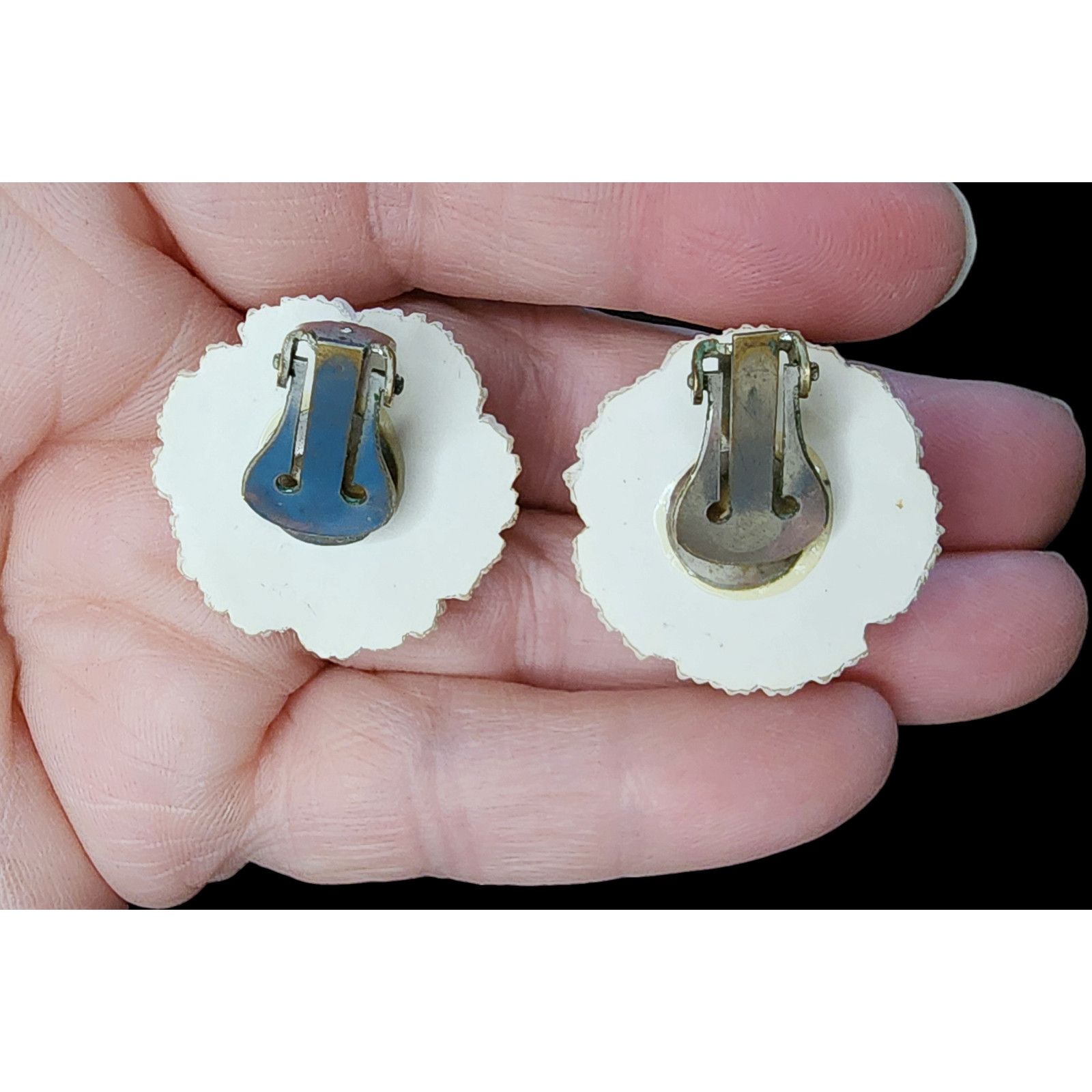 The Unbranded Brand Vintage floral white carnations clip-on earrings Size ONE SIZE - 3 Thumbnail