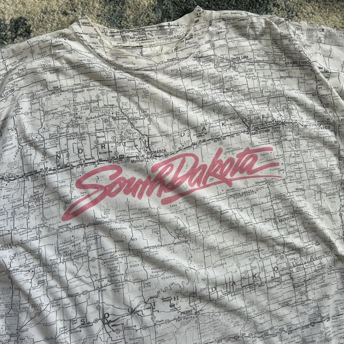 Vintage ACCORD SUPER HEAVY ALLOVER PRiNT SOUTH DAKOTA 90s SOUVENiR Size US XXL / EU 58 / 5 - 1 Thumbnail