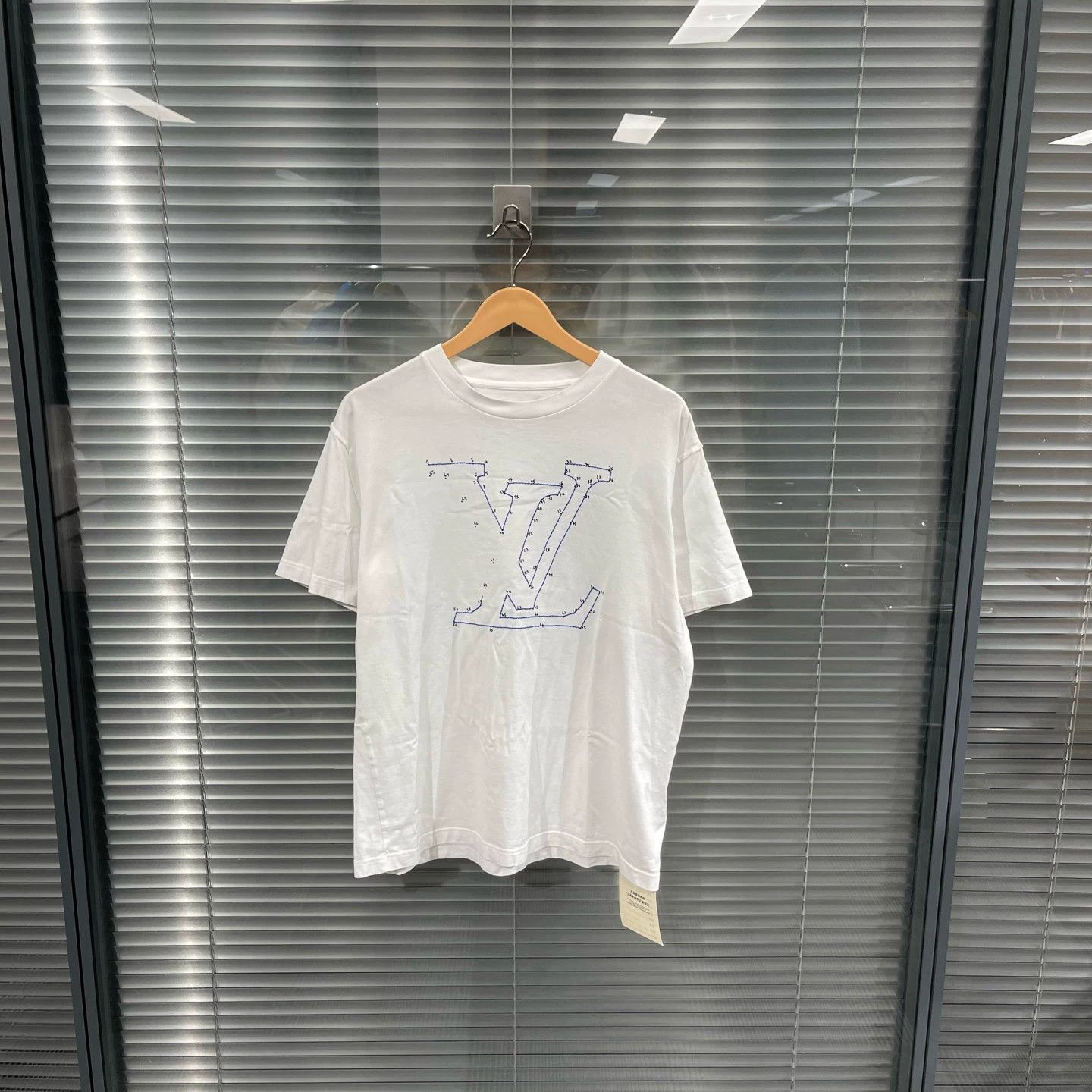 Louis Vuitton LV embroidered letter short-sleeve tee M mint no tag Size US M / EU 48-50 / 2 - 1 Thumbnail
