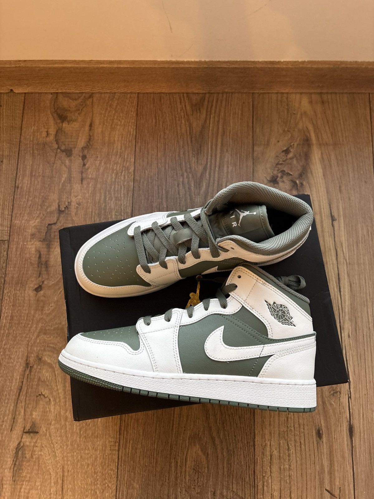 Nike Jordan 1 Mid GS White / (Model DQ8423-107) Size US 7 / IT 37 - 2 Thumbnail