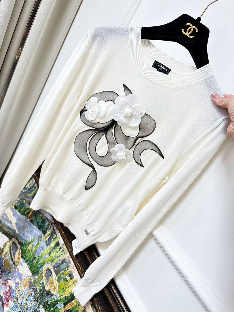 Chanel Chanel 20A white three-dimensional camellia knitted sweate Size XXS / US 00 / IT 34 - 2 Thumbnail