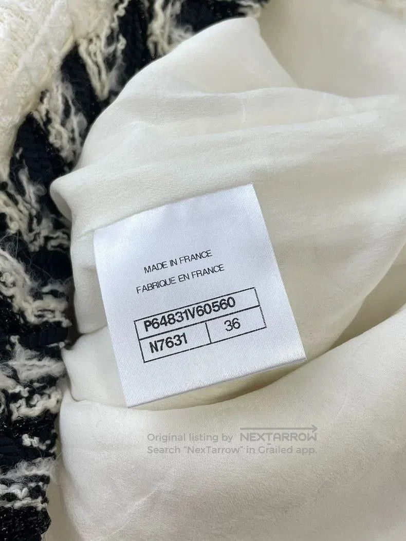 Chanel Chanel White Tweed Jacket with CC Buttons. Size US S / EU 44-46 / 1 - 7 Thumbnail