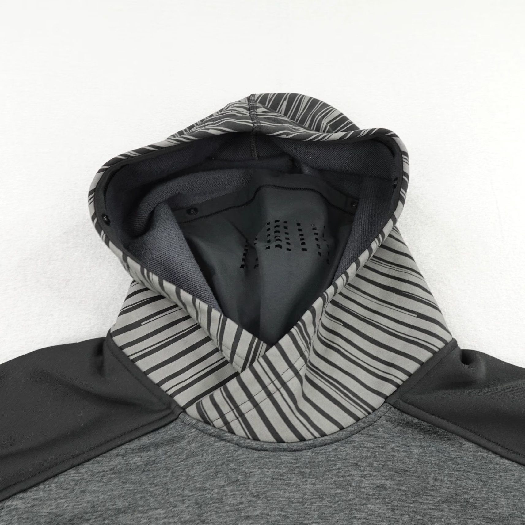 Oakley VINTAGE Oakley Hoodie Mens Large Gray Black Pullover Zip Pockets Logo Knit Sweatshirt Outdoor Athletic Mens Size US L / EU 52-54 / 3 - 2 Thumbnail