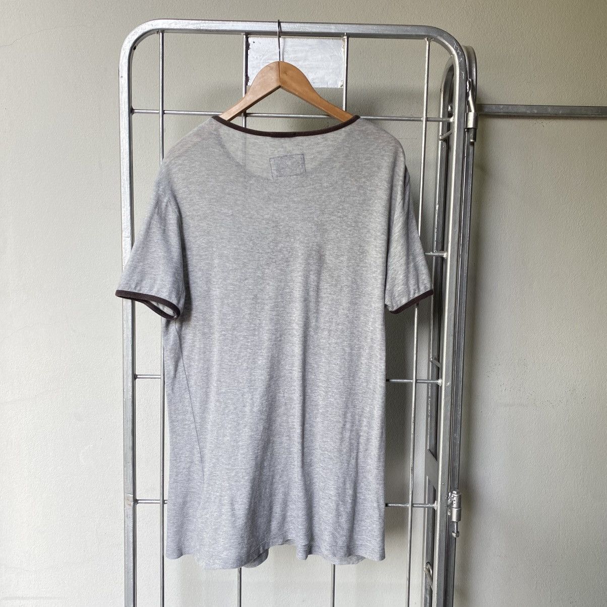 Marc Jacobs MARC JACOBS Gray Tee with Brown Collar & Logo Print Size US L / EU 52-54 / 3 - 2 Thumbnail