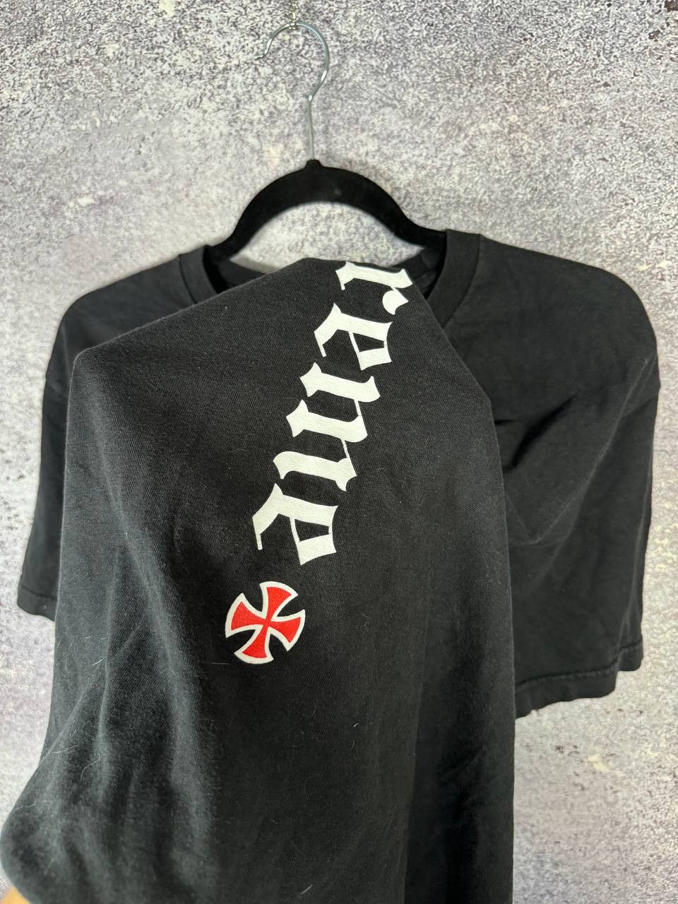 Independent Truck Co. × Supreme T-Shirt FW17 Supreme x Independent Old English Nera Taglia Size US M / EU 48-50 / 2 - 8 Thumbnail