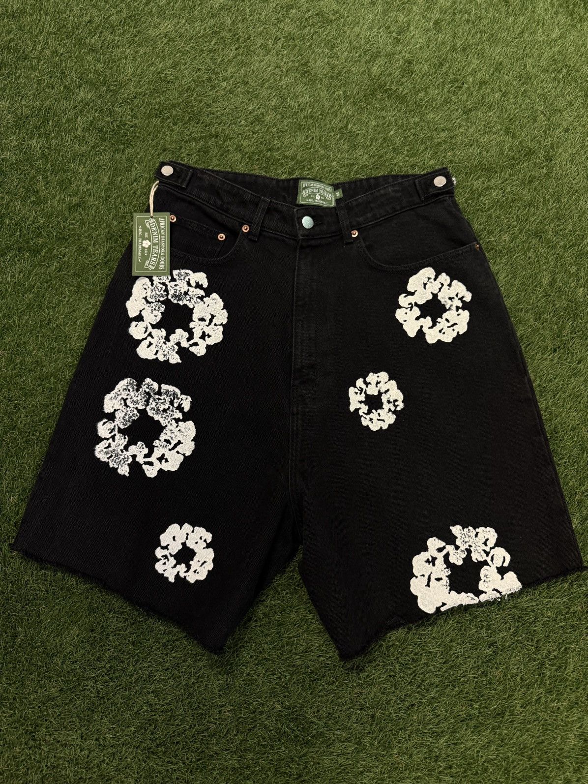 DENIM TEARS Denim Tears Cotton Wreath Shorts Size M (NEW) Size US 28 / EU 44 - 3 Thumbnail