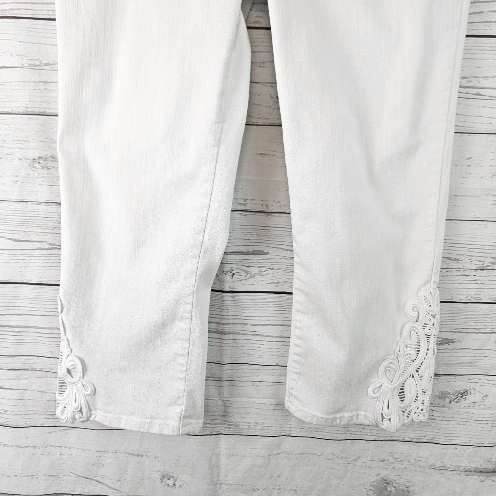 Vintage Chico's Womens Capri Jeans Sz 4 White Mid Rise Crochet Hem Cotton Blend Denim Capri Womens Jeans Capris 4 White Size 27" / US 4 / IT 40 - 3 Thumbnail