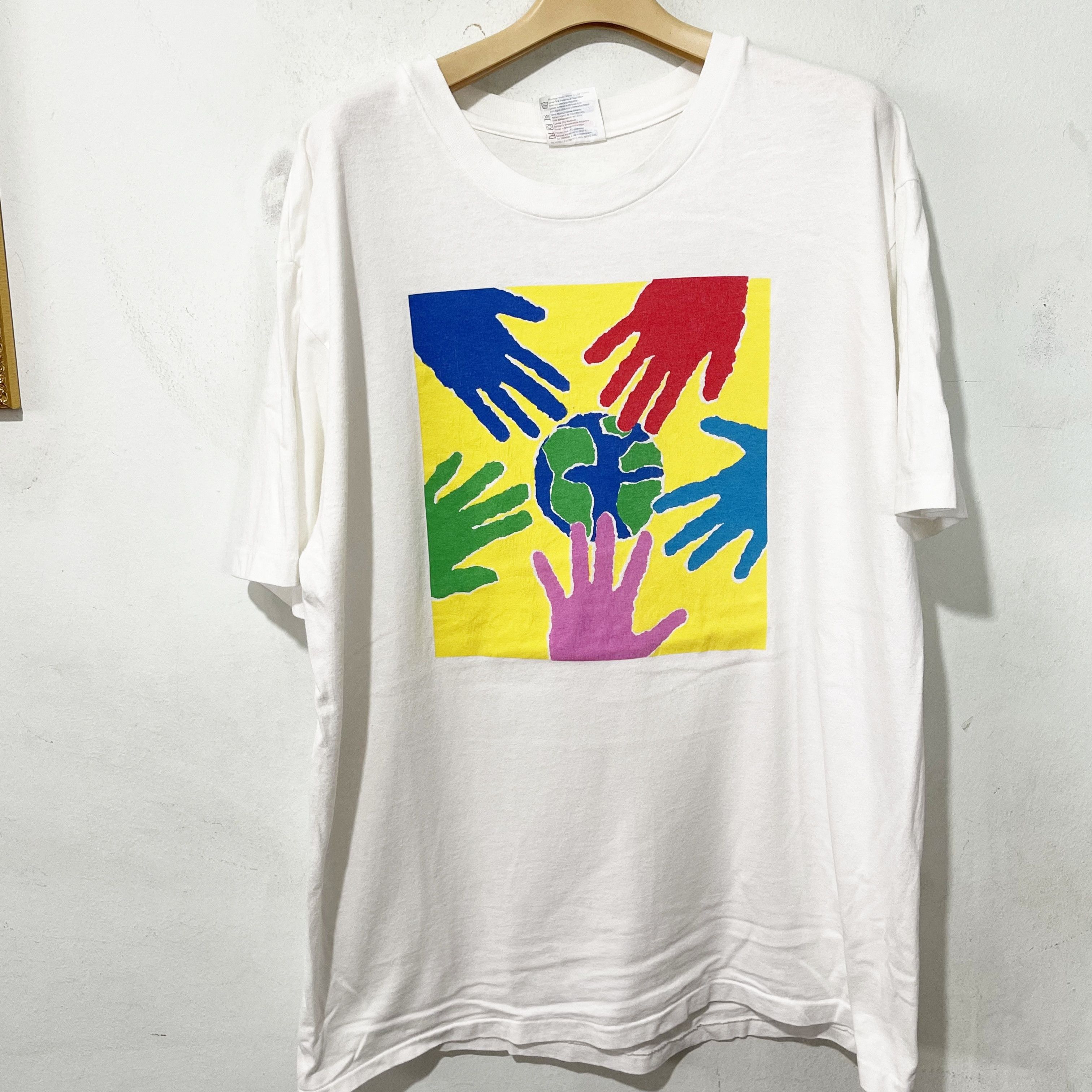 Vintage Vintage 90s Hanes “Hands Around the Earth” Promo T-Shirt Size US L / EU 52-54 / 3 - 1 Thumbnail