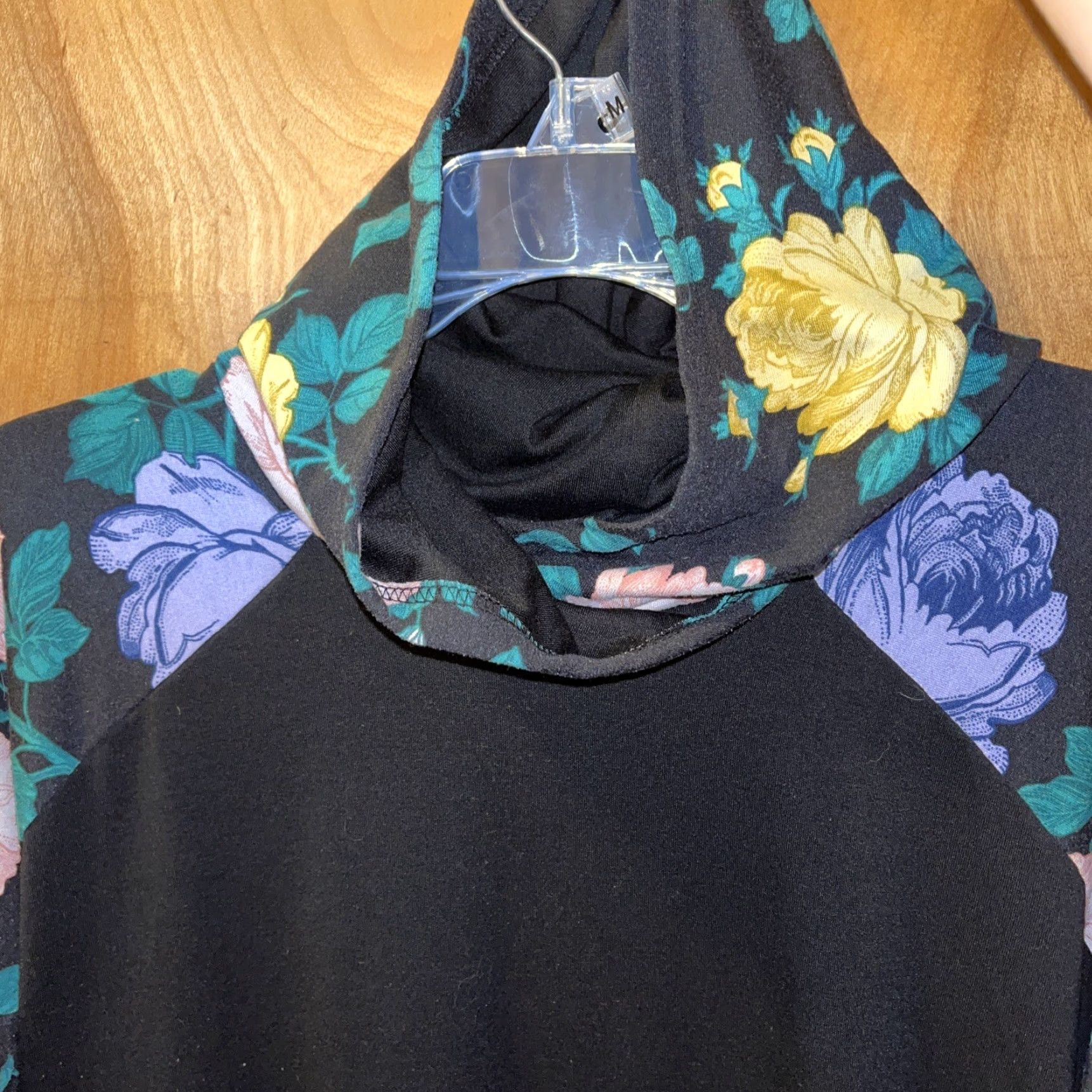Vintage LuLaRoe Hoodie Large Black Floral Print Pullover Sweatshirt Women Hooded Jersey Polyester Pullover Size L / US 10 / IT 46 - 3 Thumbnail