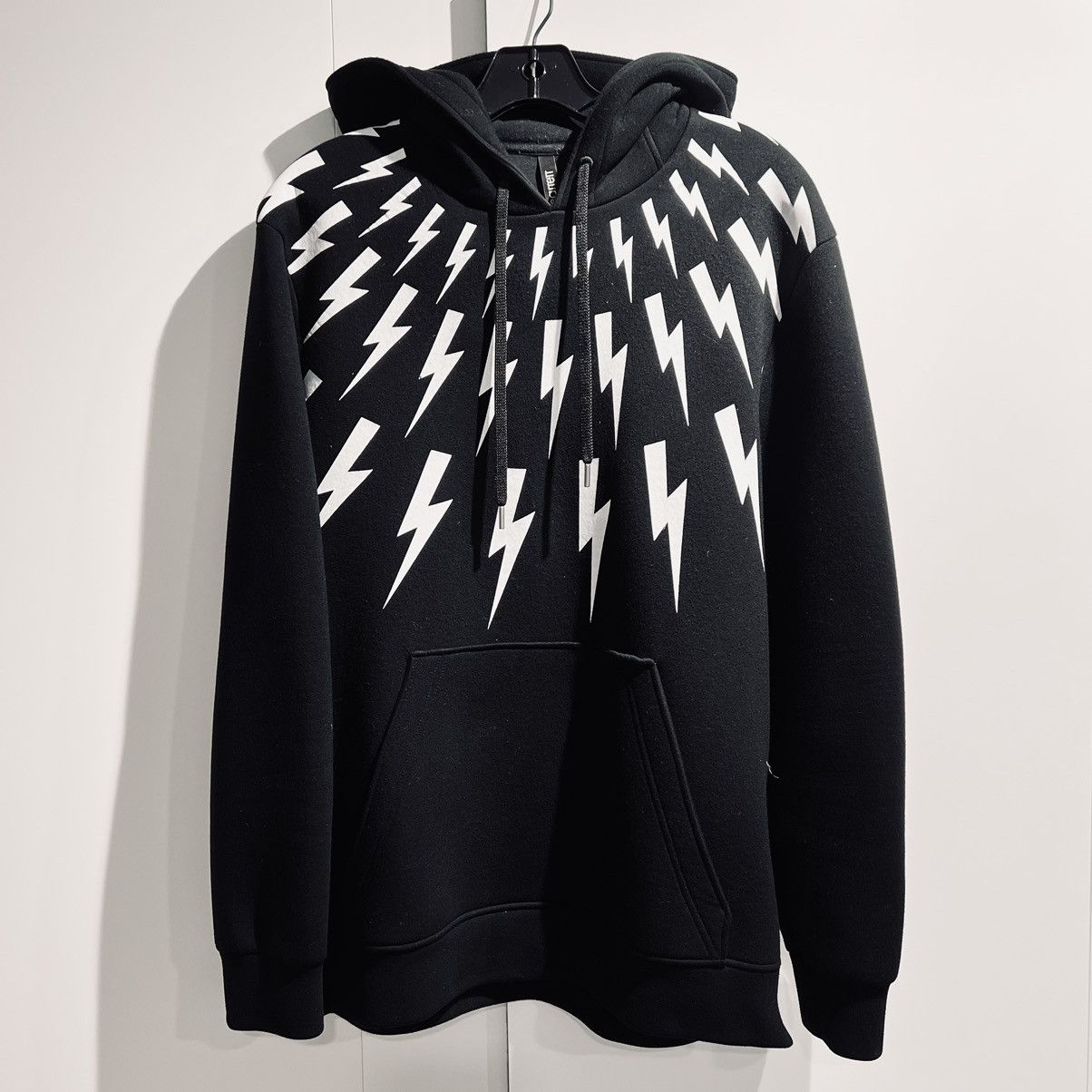Tシャツ・カットソー NEIL BARRETT Men Hoodies NBV7JS217A V513C 057 Black Tシャツ・カットソー NEIL BARRETT Men Hoodies NBV7JS217A