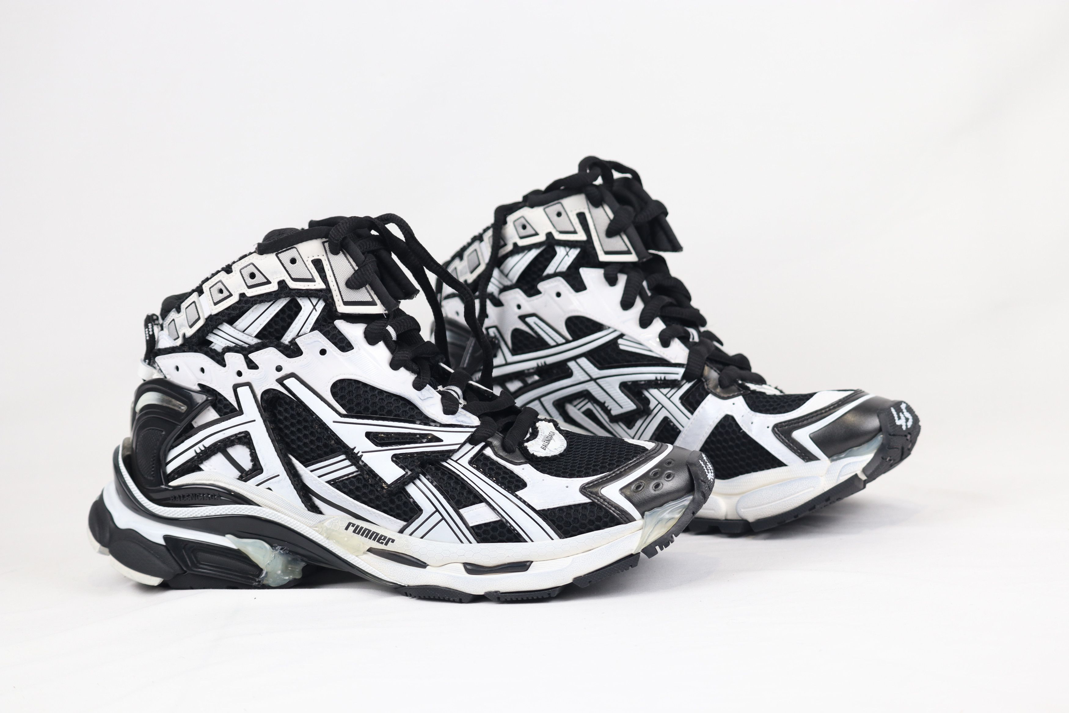 Balenciaga o1rshd1 Q:2 / Runner Hightop Bicol in White/Black Size US 12 / EU 45 - 7 Thumbnail