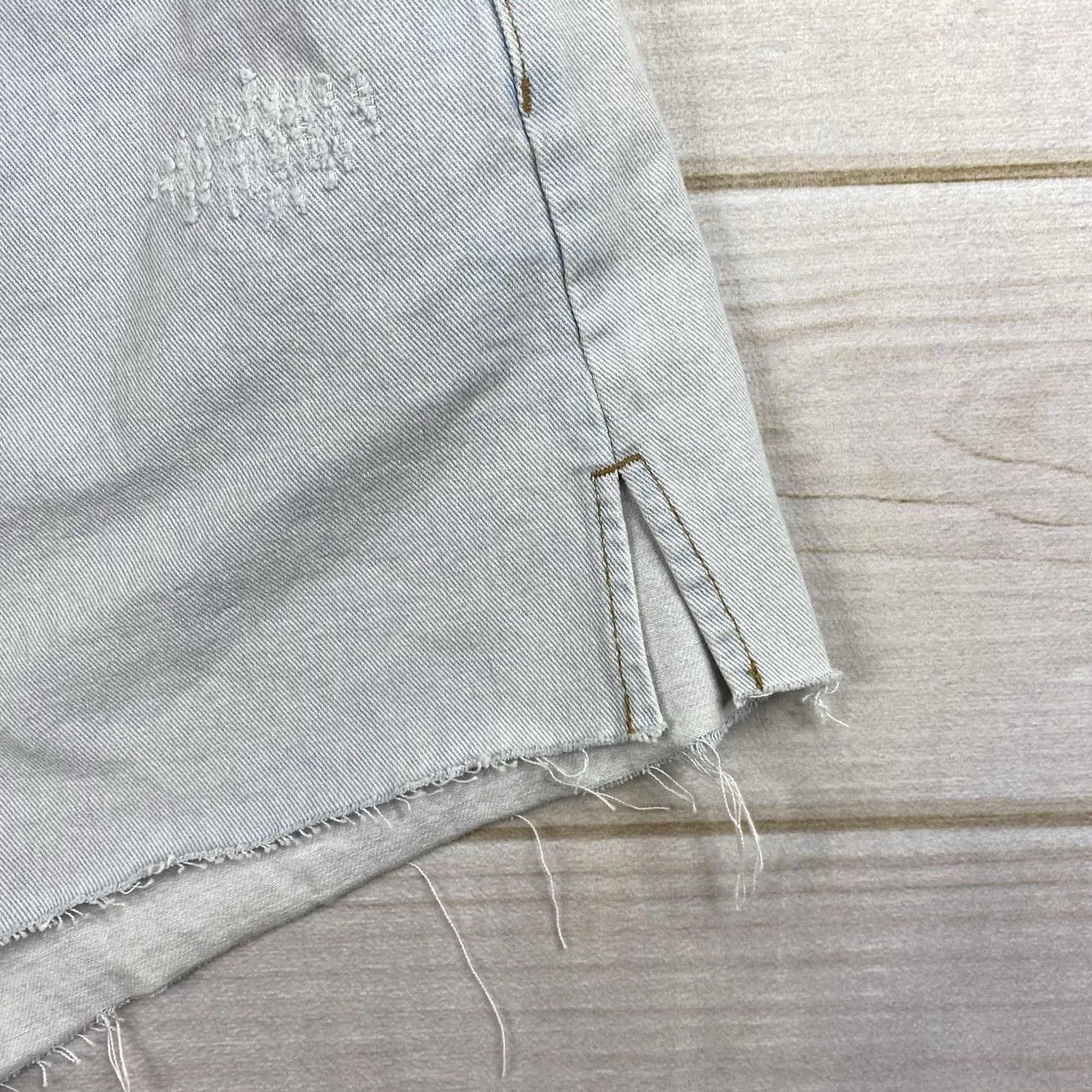 Vintage Wild Fable Shorts Womens Juniors 17 High Rise Denim 3” Inseam Light Wash Blue Jeans Size 38" / US 16 / IT 52 - 2 Thumbnail