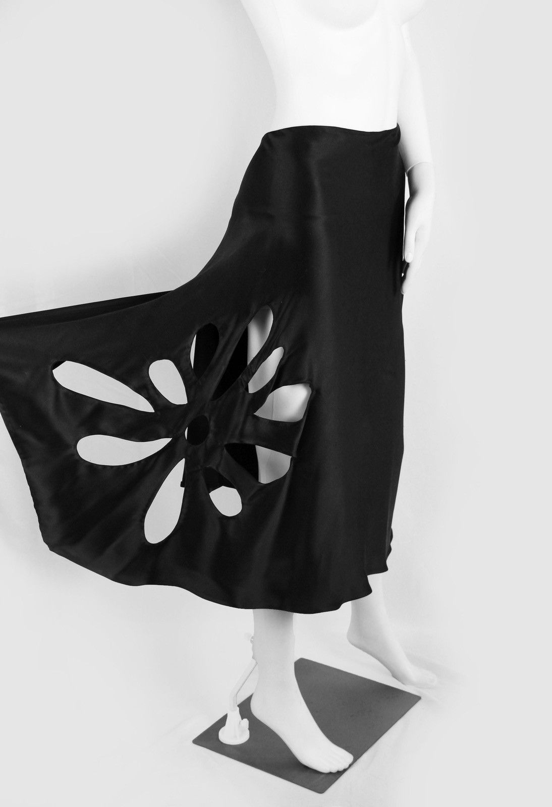 Gucci Gucci by Tom Ford S/S 2002 cut-out flower bias skirt Size 27" / US 4 / IT 40 - 5 Thumbnail