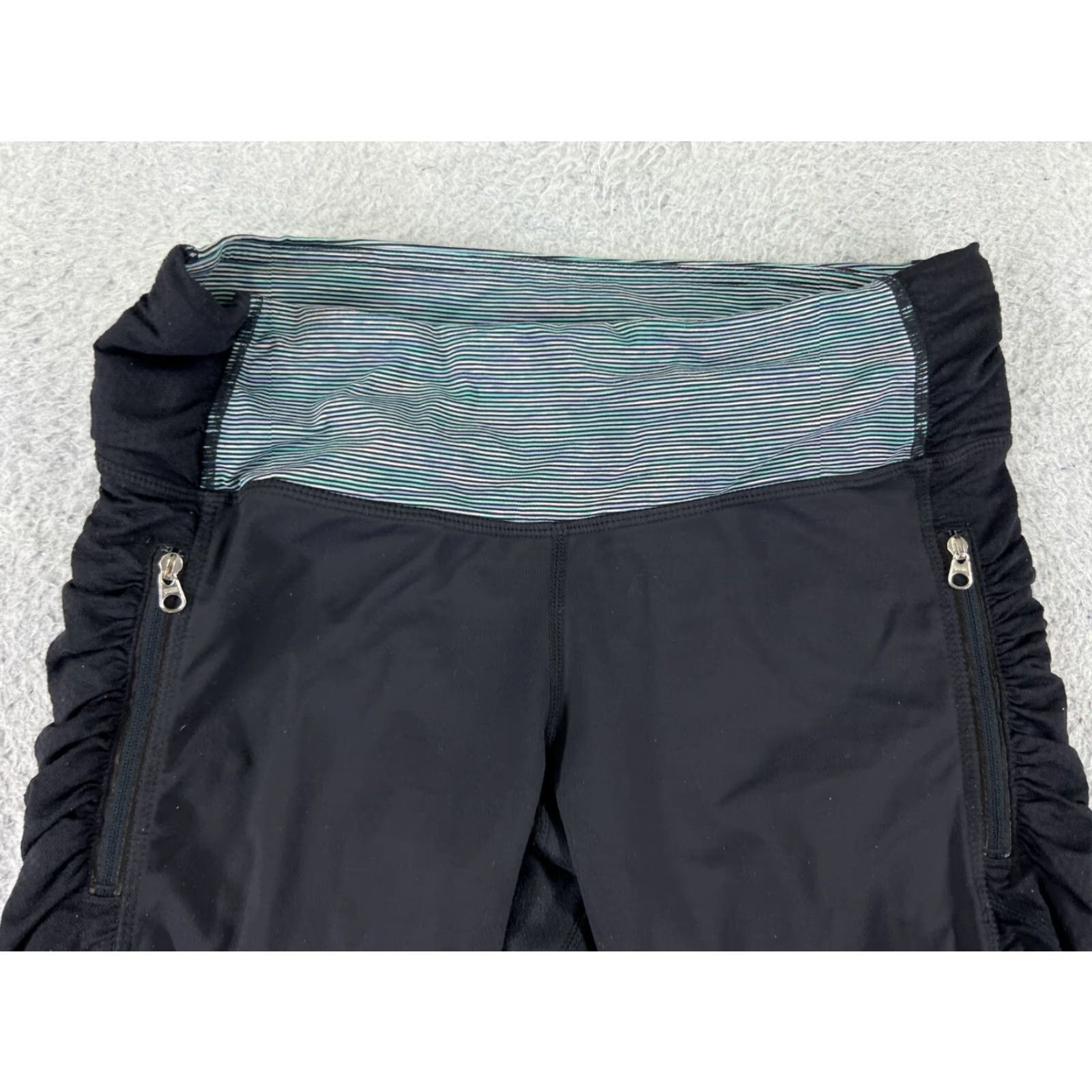 Lululemon Lululemon Leggings Capri Womens 6 Black Green Pockets Zip Pockets Slim Skinny Yoga Activewear 19in Inseam Size 28" / US 6 / IT 42 - 4 Thumbnail