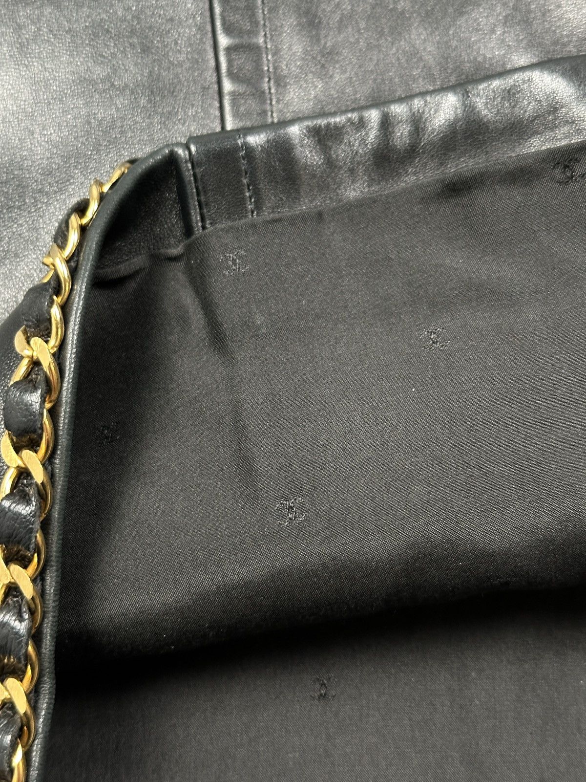 Chanel Vintage Chanel Boutique Black Leather Skirt Gold Chain Trim Size 28" / US 6 / IT 42 - 11 Thumbnail