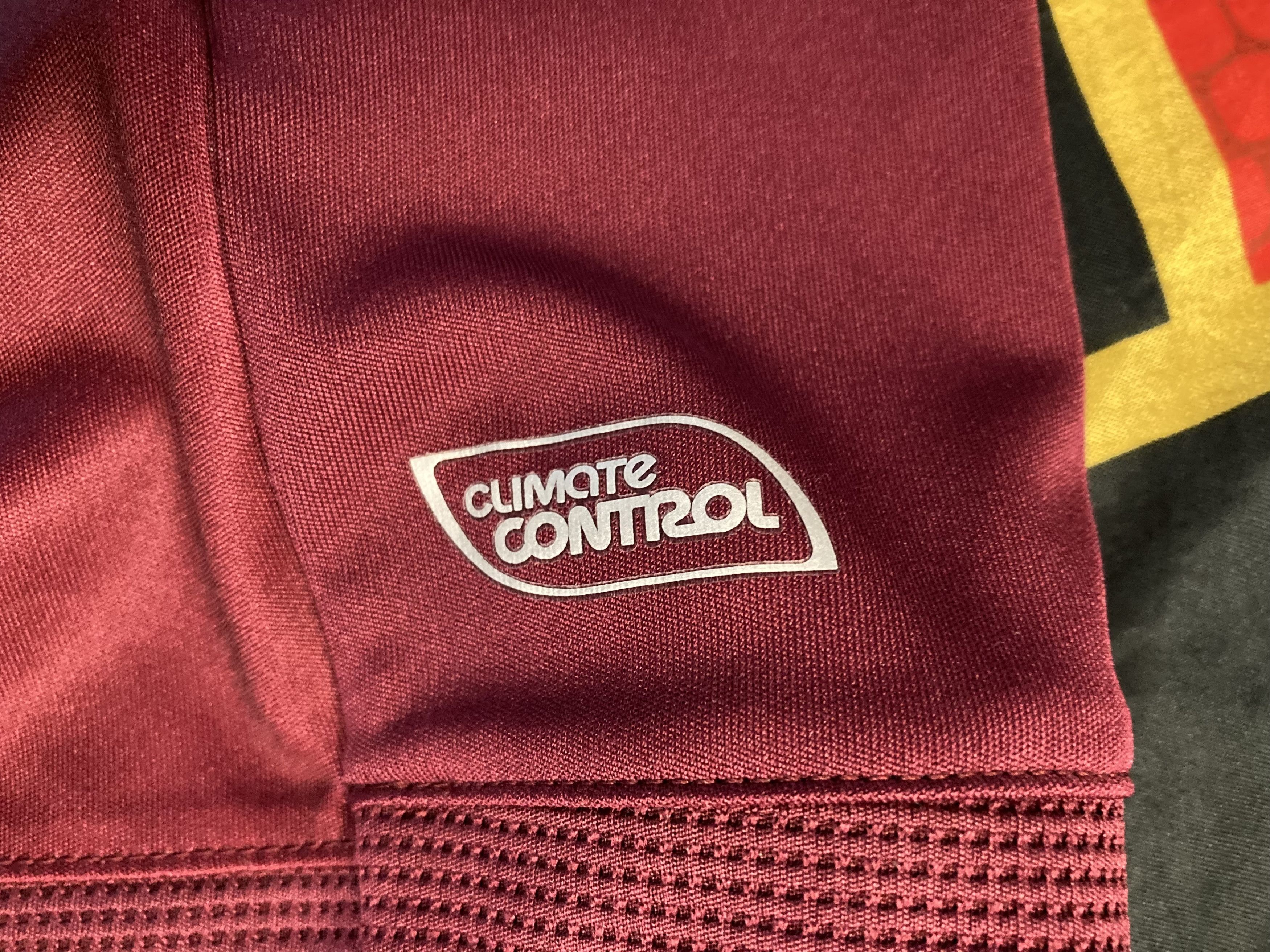 Umbro Umbro Heart Of Midlothian Hearts 2009 home jersey soccer Size US M / EU 48-50 / 2 - 6 Thumbnail