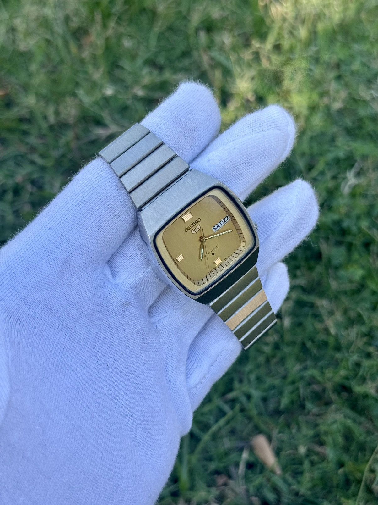 Seiko Vintage Seiko 5 Automatic japan Watch: golden Dial, TV Case Size 36 - 11 Thumbnail