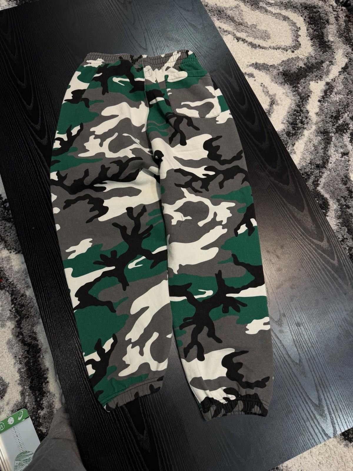 Supreme Supreme Small Box Sweatpant Green Camo Brand New Size US 30 / EU 46 - 7 Thumbnail