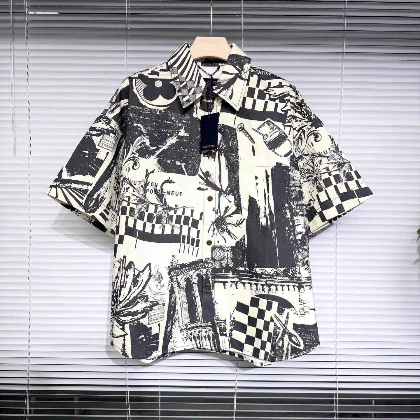 Louis Vuitton LV Denim Short-Sleeve Shirt Graffiti Collage Ivory L 24SS Size US L / EU 52-54 / 3 - 1 Thumbnail
