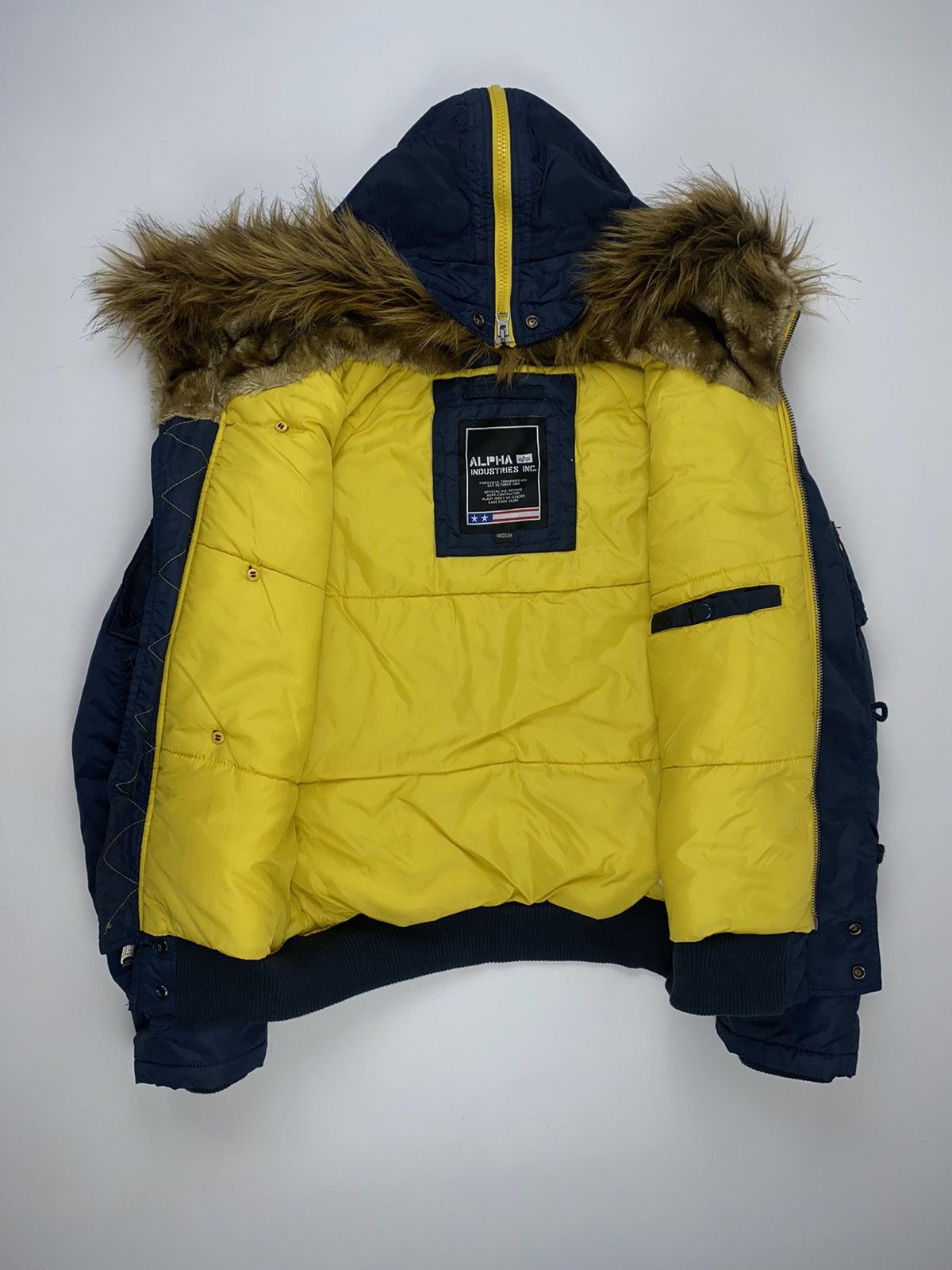 Alpha Industries × Vintage 🚨 Alpha Industries vintage down jacket bomber man M Size US M / EU 48-50 / 2 - 7 Thumbnail