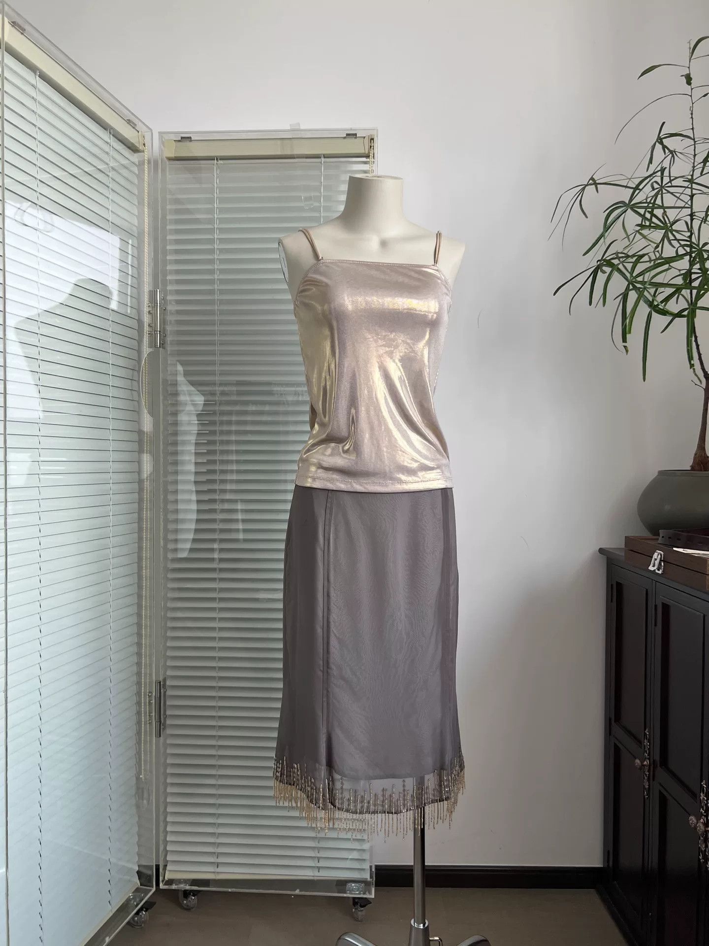 Grace in LA GRACECONTINENTAL Beaded Party Skirt Size 28" / US 6 / IT 42 - 1 Thumbnail