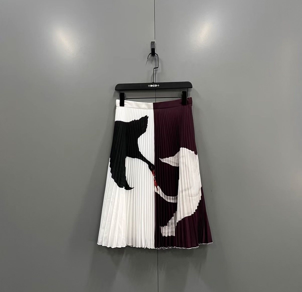 Burberry Burberry Swan Pattern Pleated Skirt J41 Size 25" / US 0 / IT 36 - 1 Thumbnail