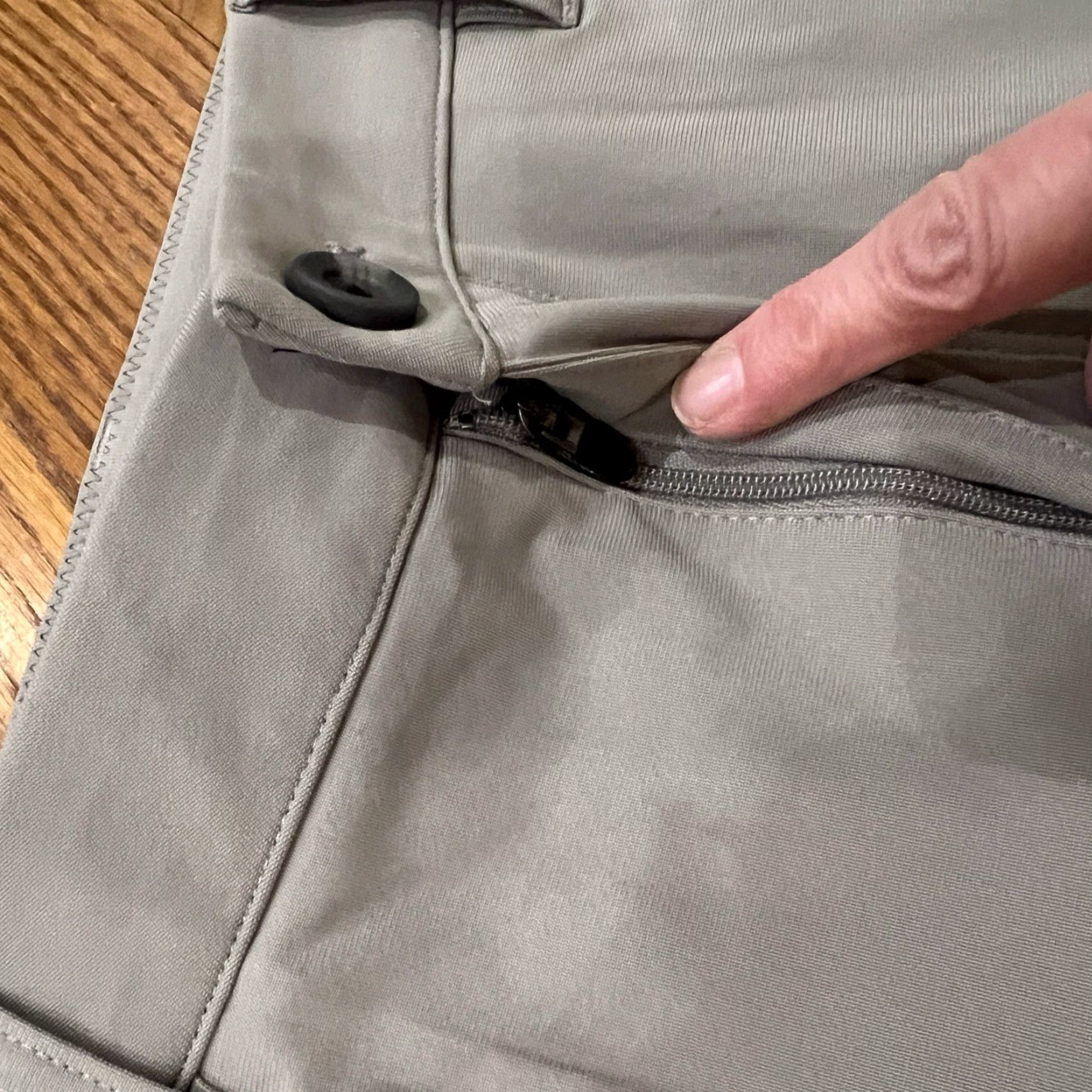 Vuori VUORI Meta Pant Men Size 33x31 Chino Slim Tapered 5-Pocket Beige Logo Casual Work Size US 33 - 5 Thumbnail