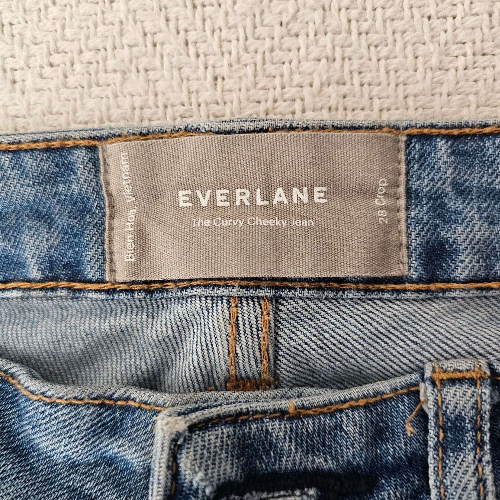 Everlane Everlane The Curvy Cheeky Jean Medium Wash Crop 28 Blue Cropped Jeans | Size 28 | Regular Fit Size 28" / US 6 / IT 42 - 3 Thumbnail