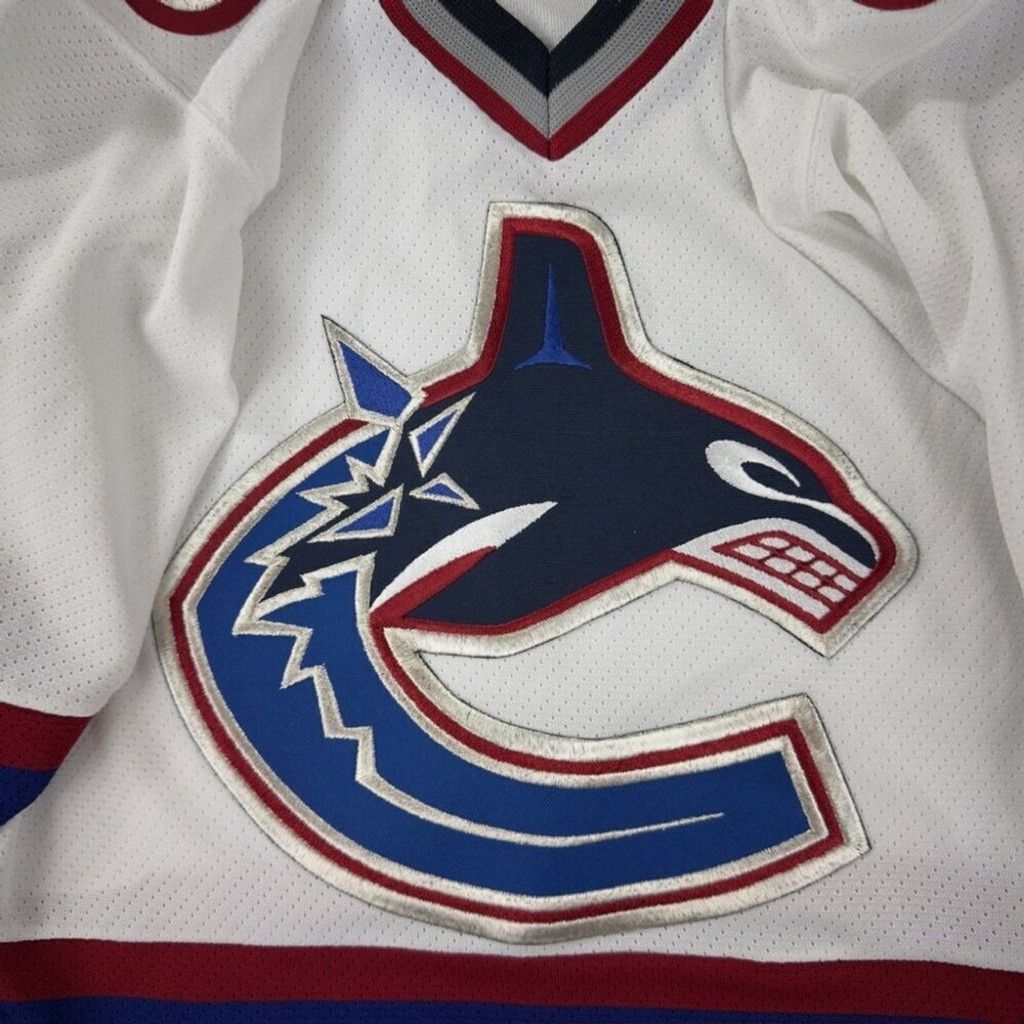 Ccm Vintage Vancouver Canucks Youth Size Small/Medium Hockey Jer Size US S / EU 44-46 / 1 - 8 Thumbnail