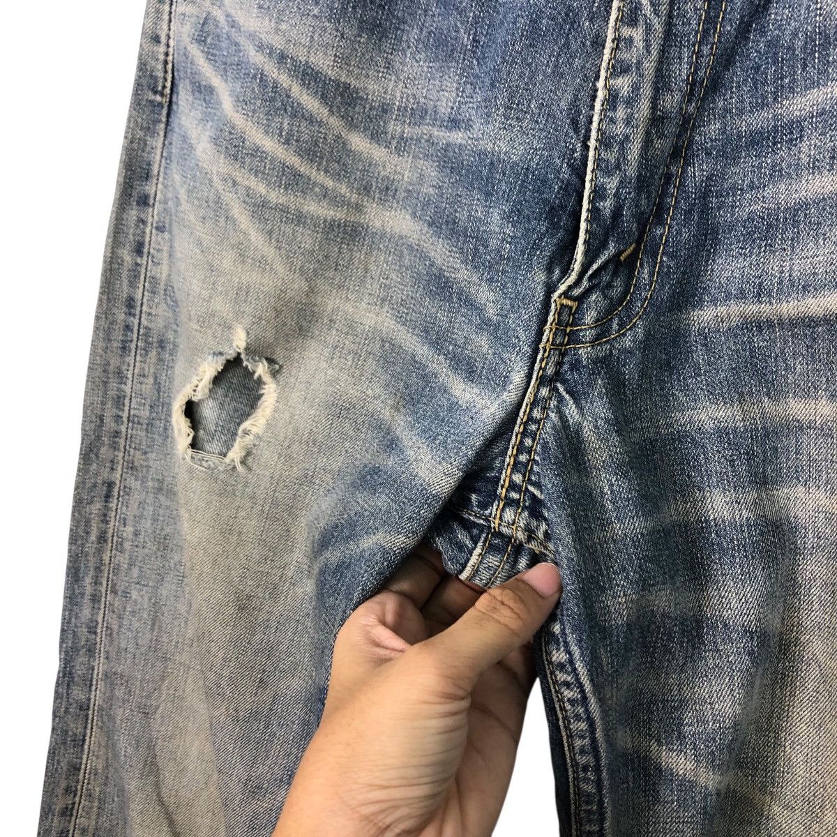 Levi's Levi’s Vintage Distressed Faded Denim Heavy Whiskers Rare Size US 32 / EU 48 - 18 Thumbnail