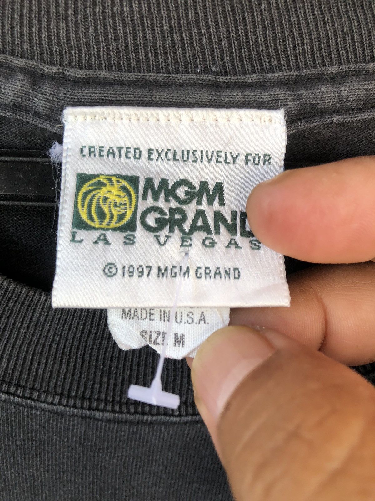 Vintage Vintage 90s Lion King MGM GRAND Las Vegas Tee Size US L / EU 52-54 / 3 - 6 Thumbnail