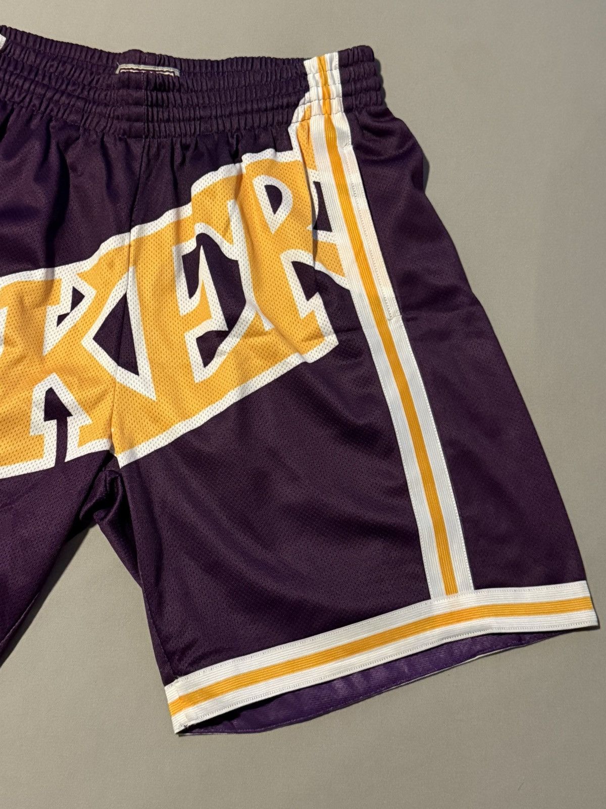 Mitchell & Ness Mitchell & Ness Los Angeles Lakers Big Face 3.0 Shorts BNWT Size US 34 / EU 50 - 2 Thumbnail