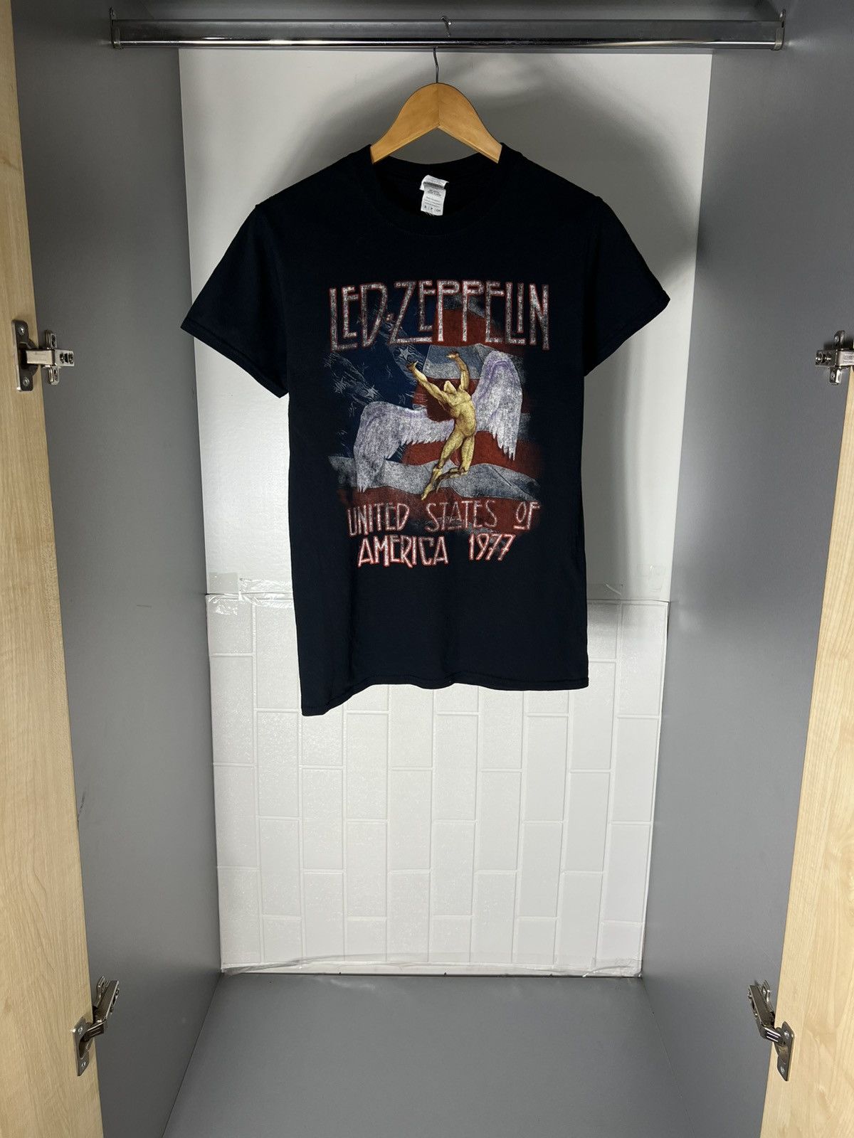 Band Tees VINTAGE LED ZEPPELIN WORLD TOUR ROCK T-SHIRT METAL Y2K 90s Size US S / EU 44-46 / 1 - 7 Thumbnail