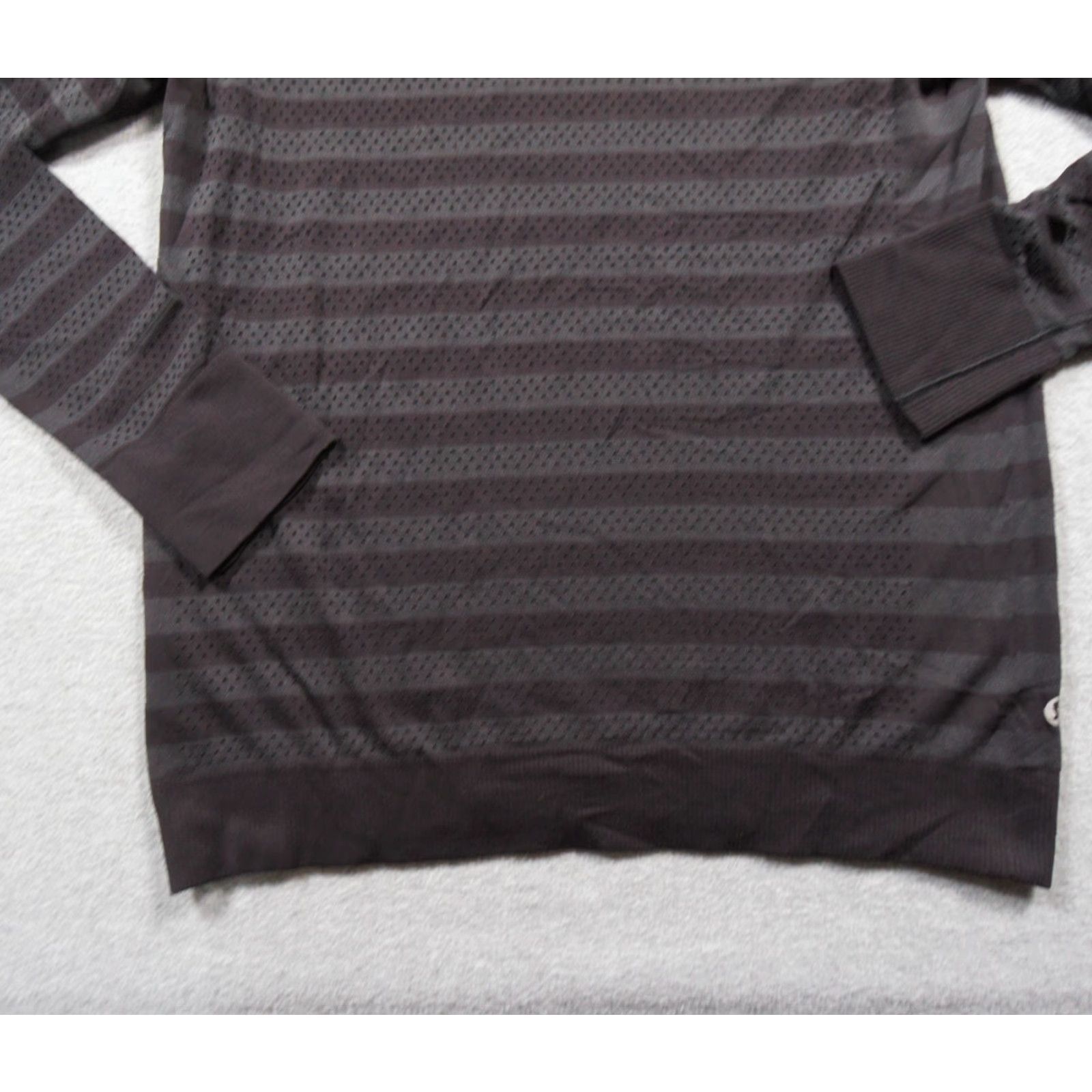 Lululemon Lululemon Shirt Womens 8 Gray Breeze Long Sleeve Activewear Training Workout Gym Size M / US 6-8 / IT 42-44 - 3 Thumbnail