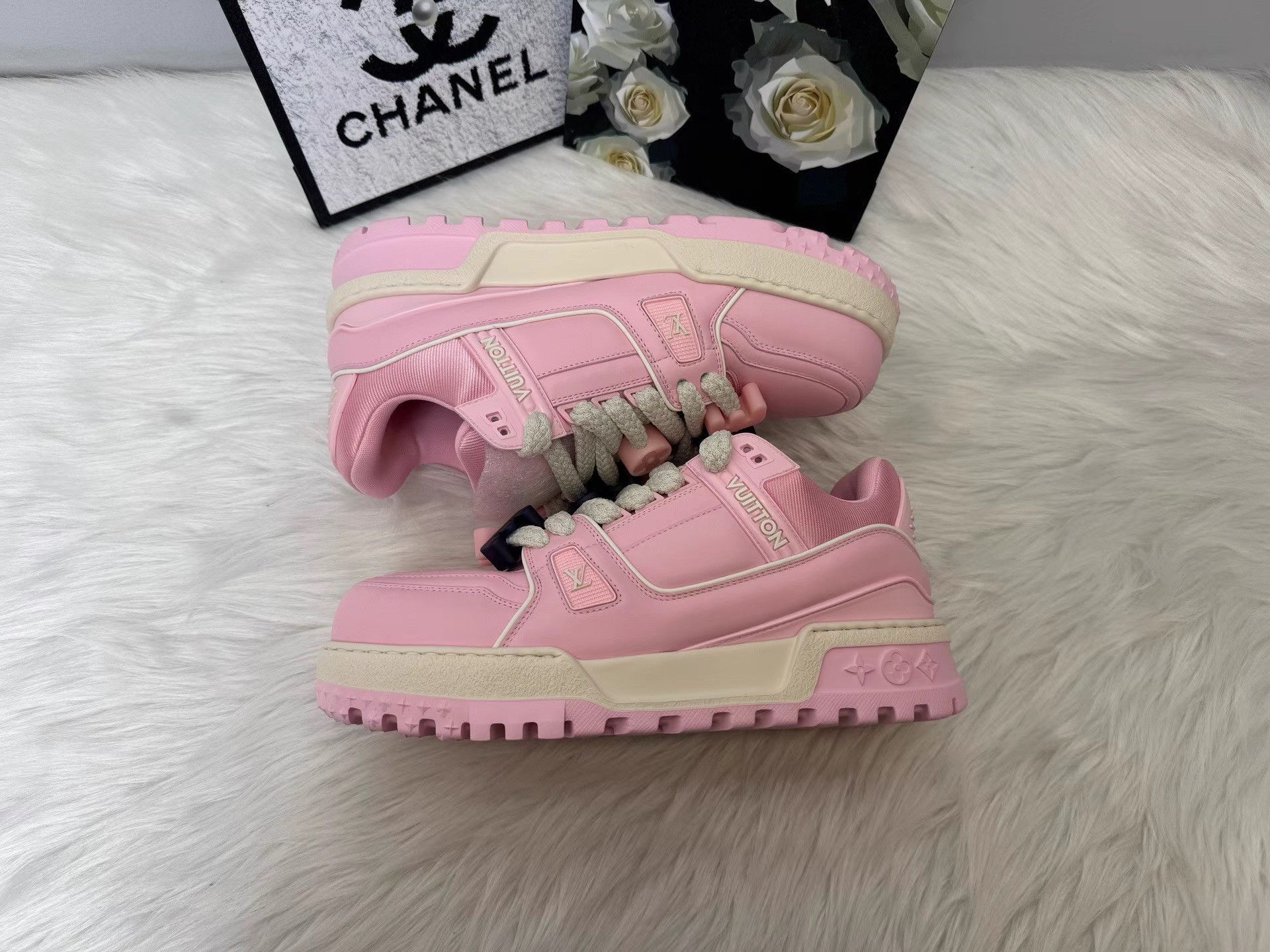 Louis Vuitton Louis Vuitton Trainer Maxi LOVE Logo Low Top Sneakers K36 Size US 8 / EU 41 - 7 Thumbnail