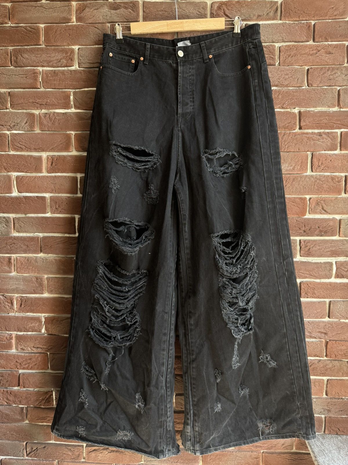 パンツ VETEMENTS destroyed baggy jeans Vetements Destroyed Baggy Jeans In Black | ModeSens